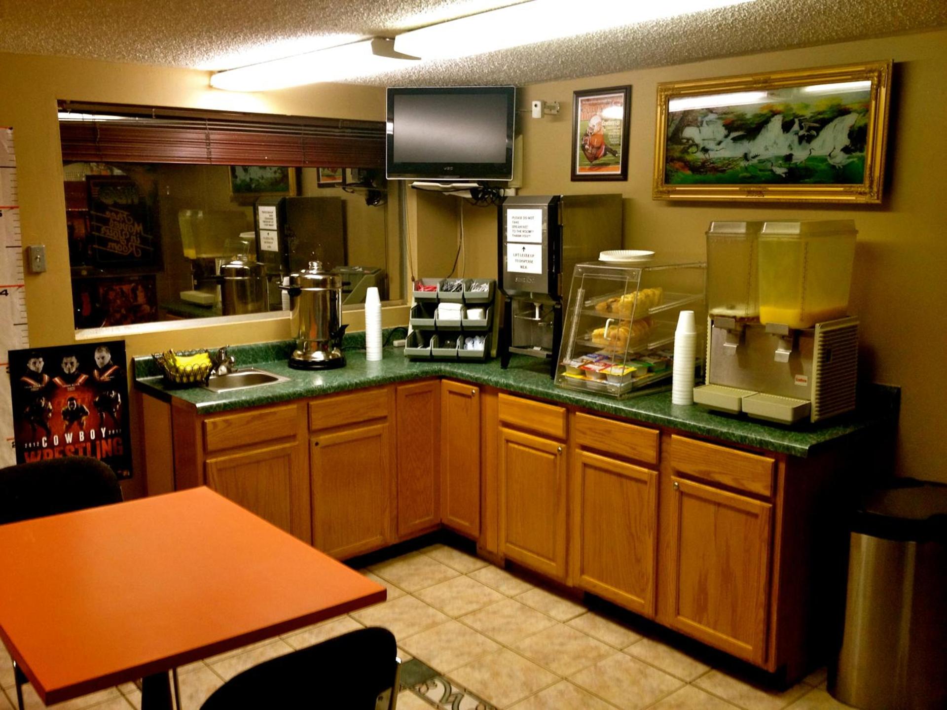 HWY Express Inn & Suites photo 3