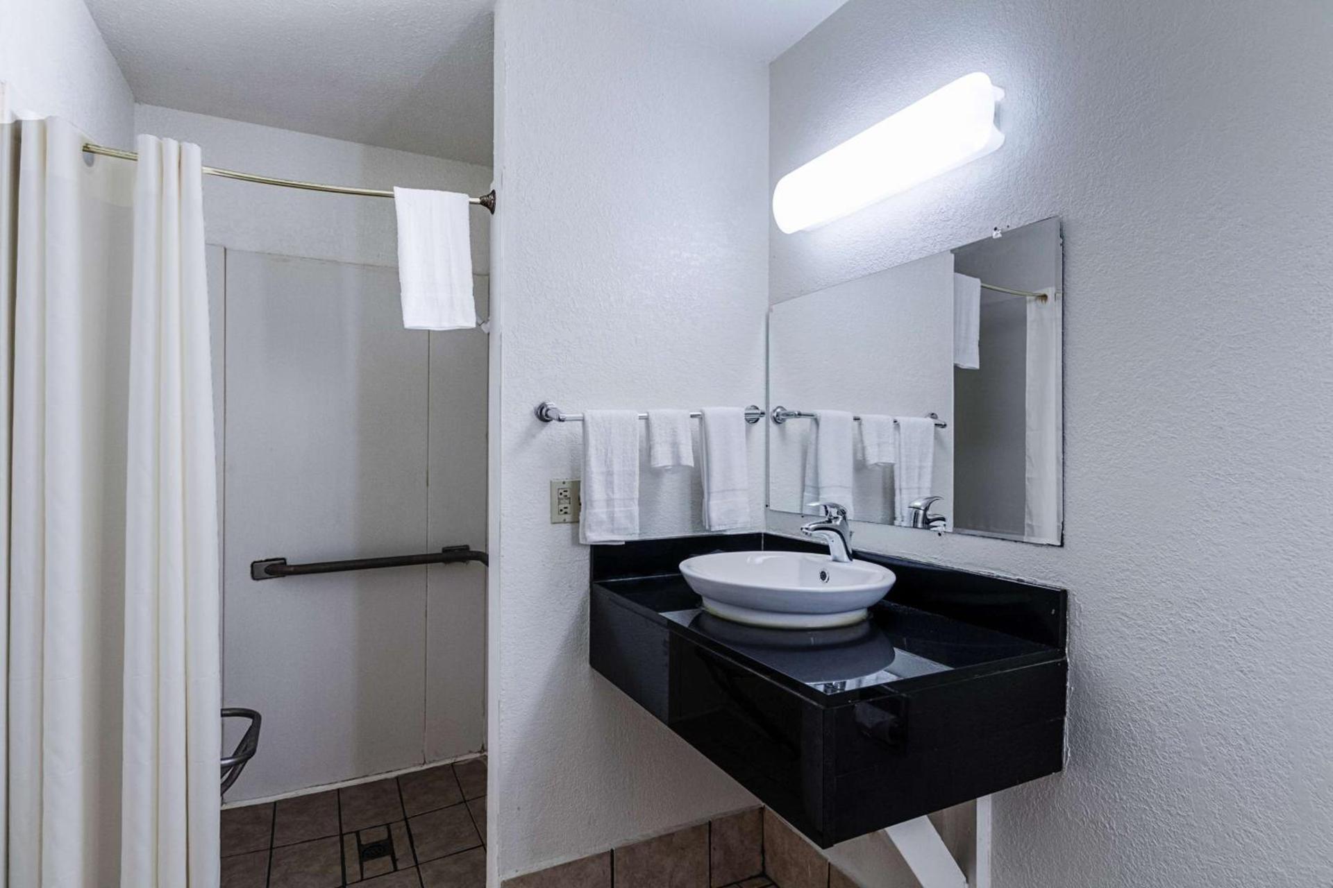 Motel 6-Oshkosh, WI photo 43