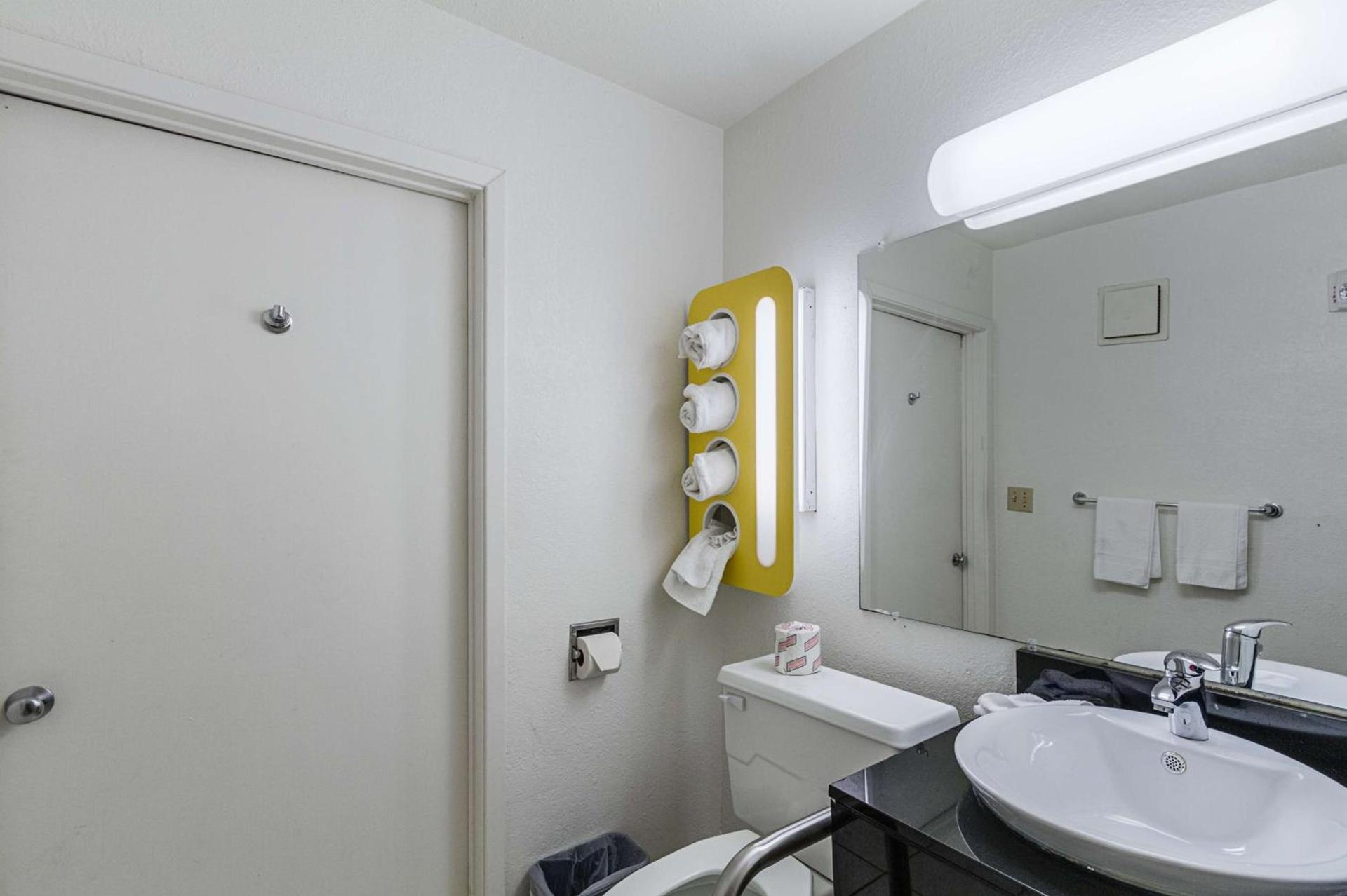 Motel 6-Oshkosh, WI photo 40