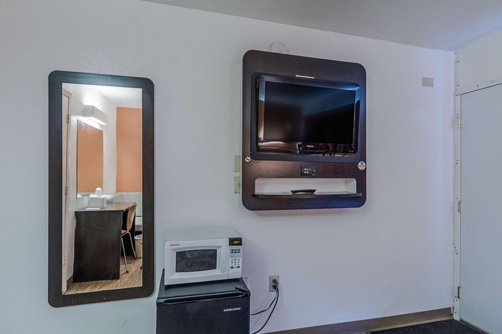 Motel 6-Oshkosh, WI photo 35
