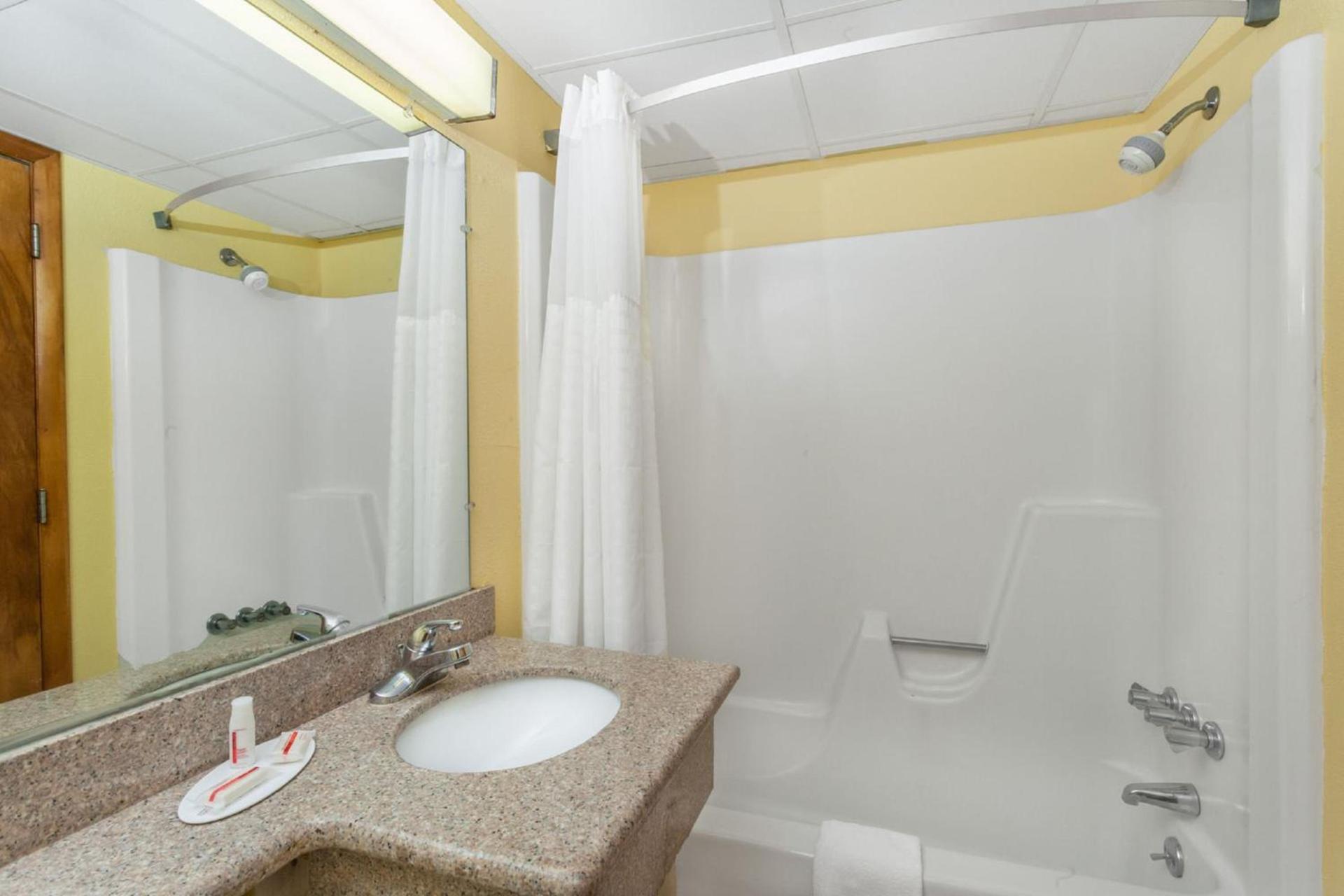 Days Inn by Wyndham Scranton PA photo 28