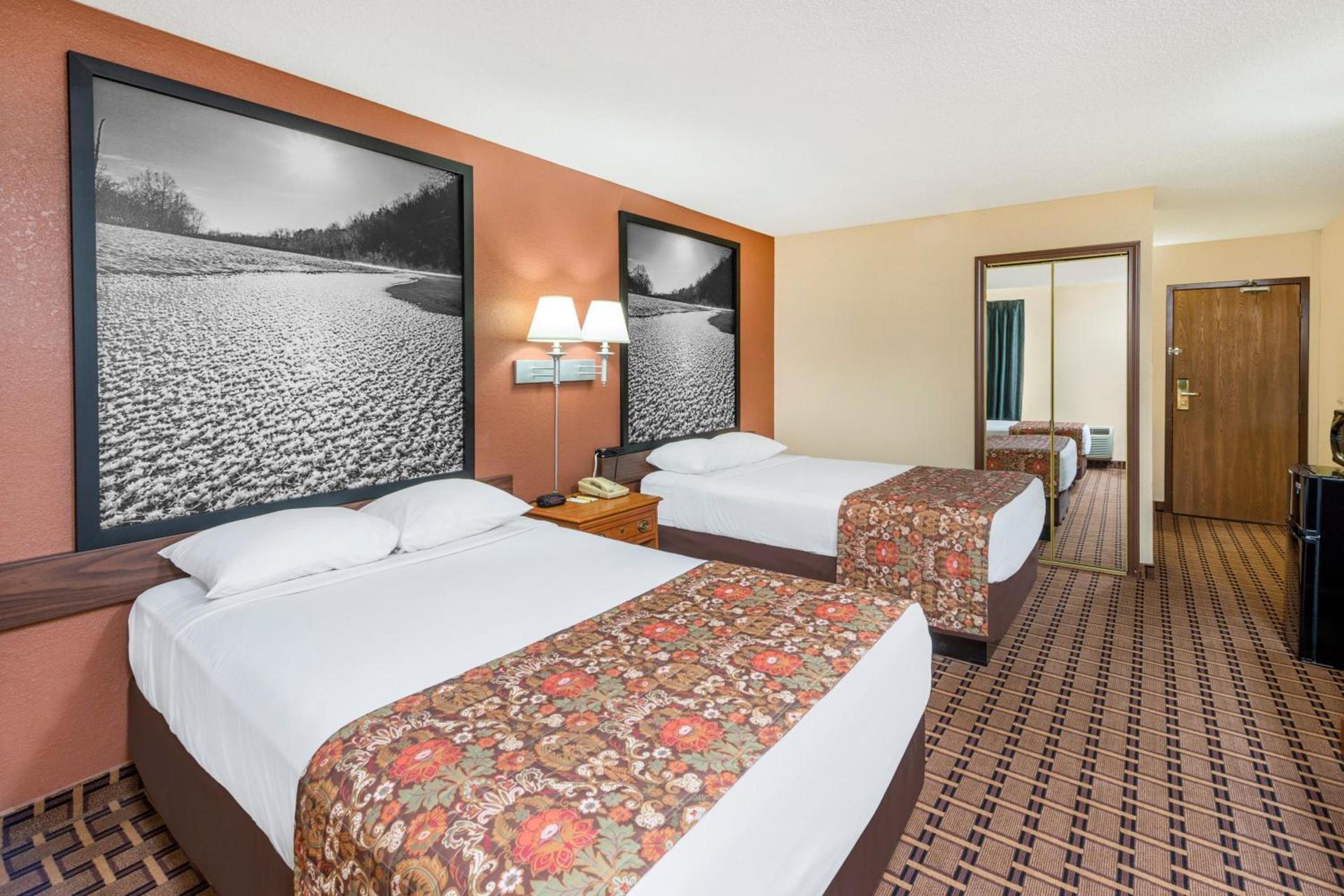 Super 8 by Wyndham Charleston Sikeston East MO photo 21