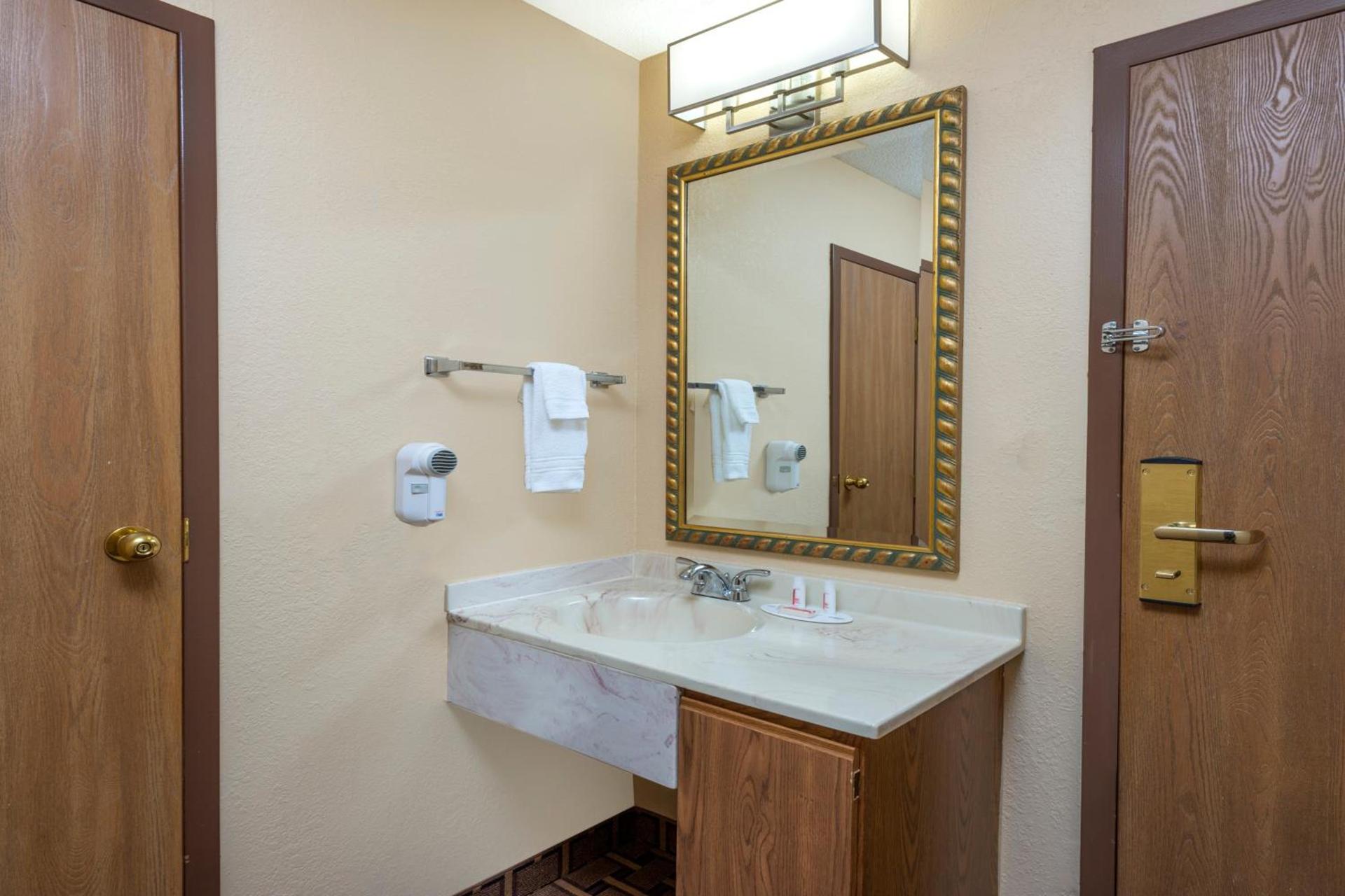 Super 8 by Wyndham Charleston Sikeston East MO photo 23