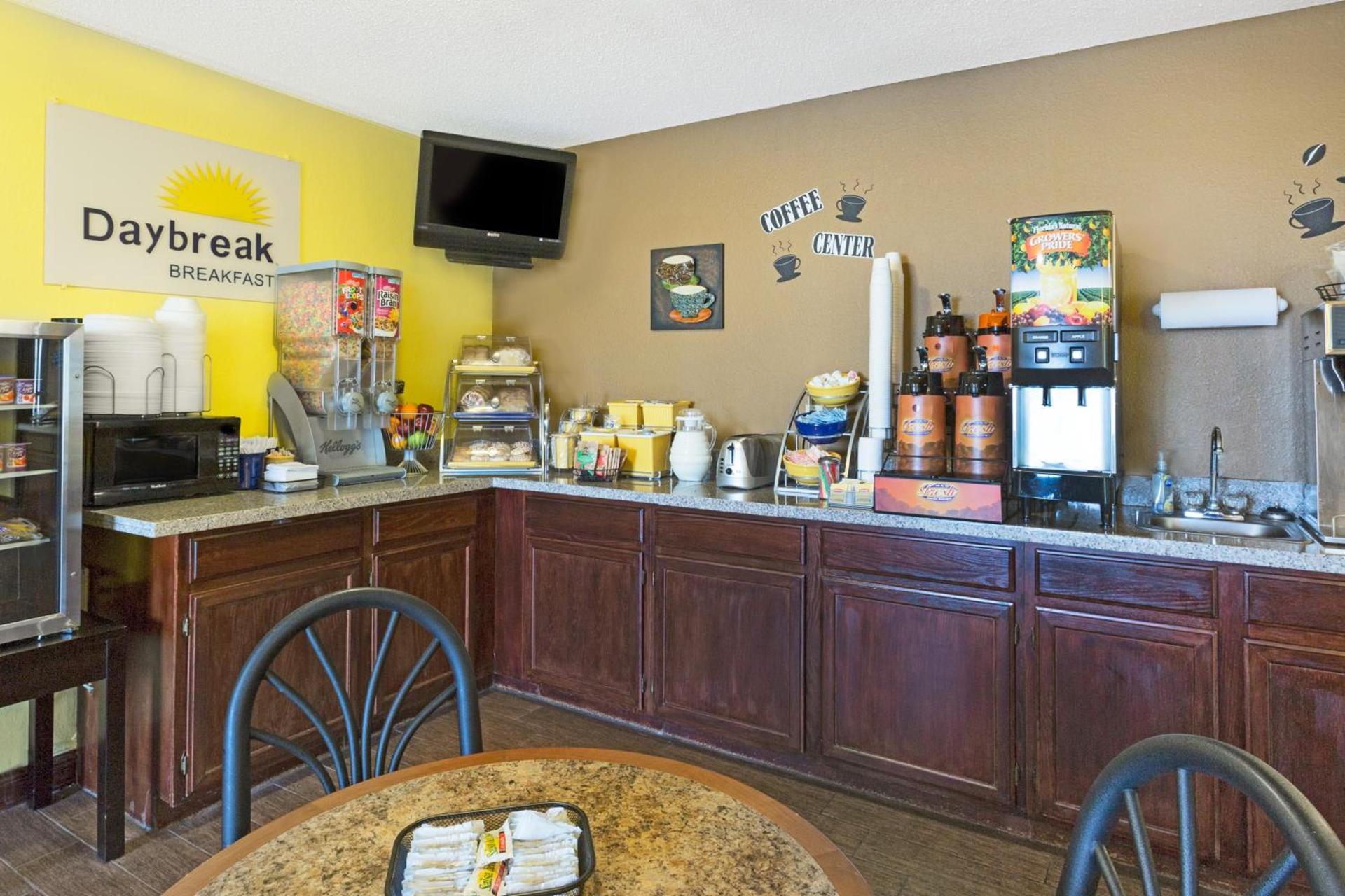 Econo Lodge Inn & Suites Yankton photo 12
