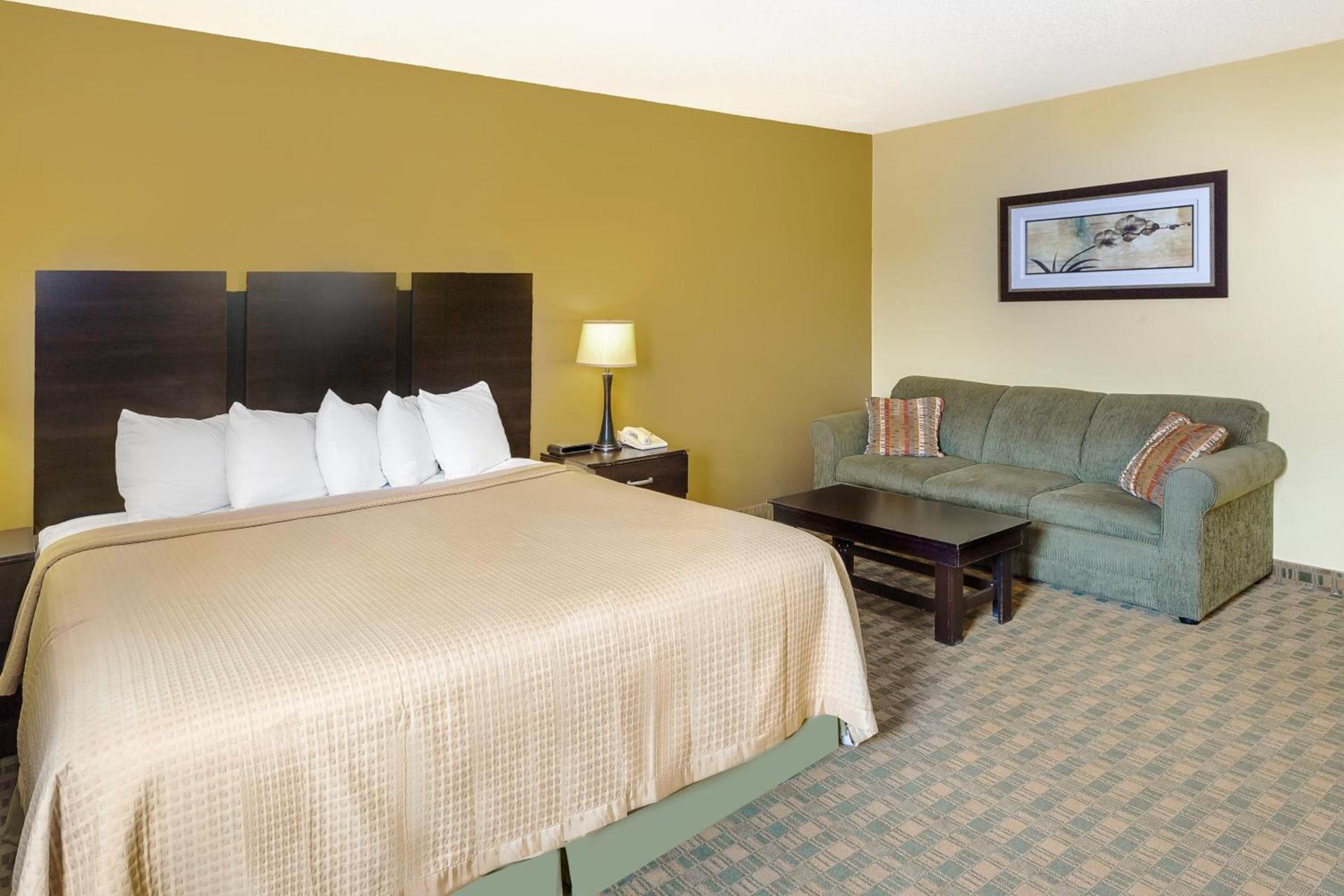 Econo Lodge Inn & Suites Yankton photo 11