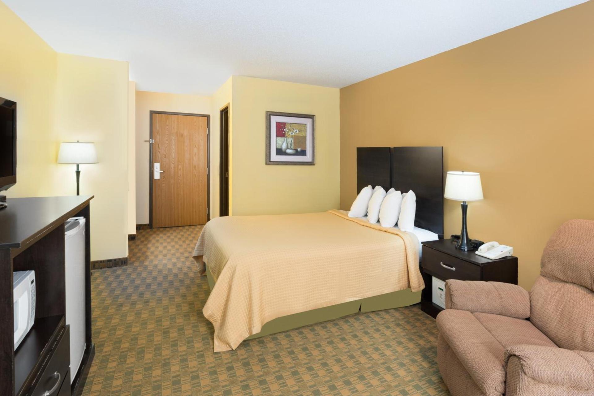 Econo Lodge Inn & Suites Yankton photo 13