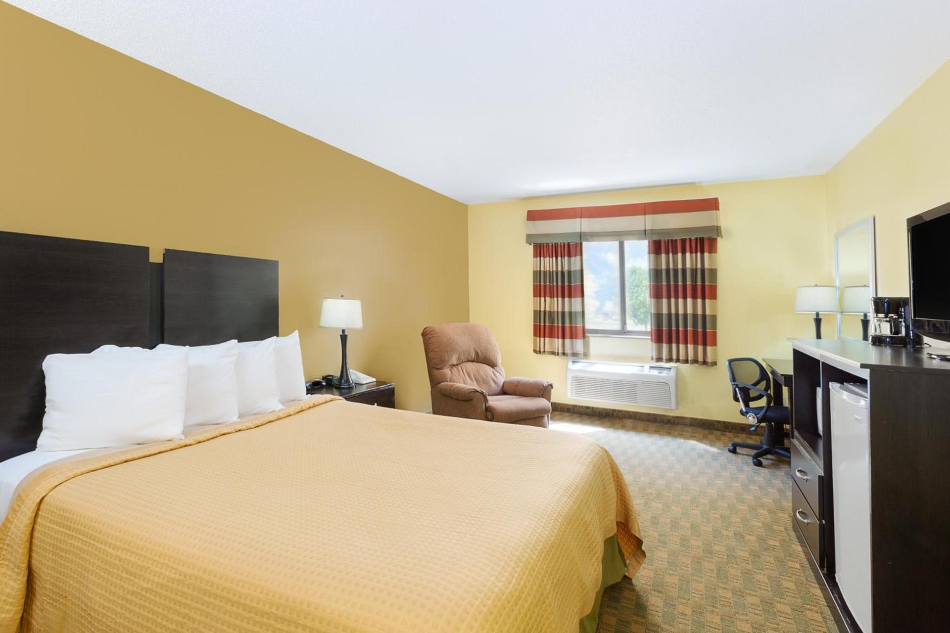Econo Lodge Inn & Suites Yankton photo 9