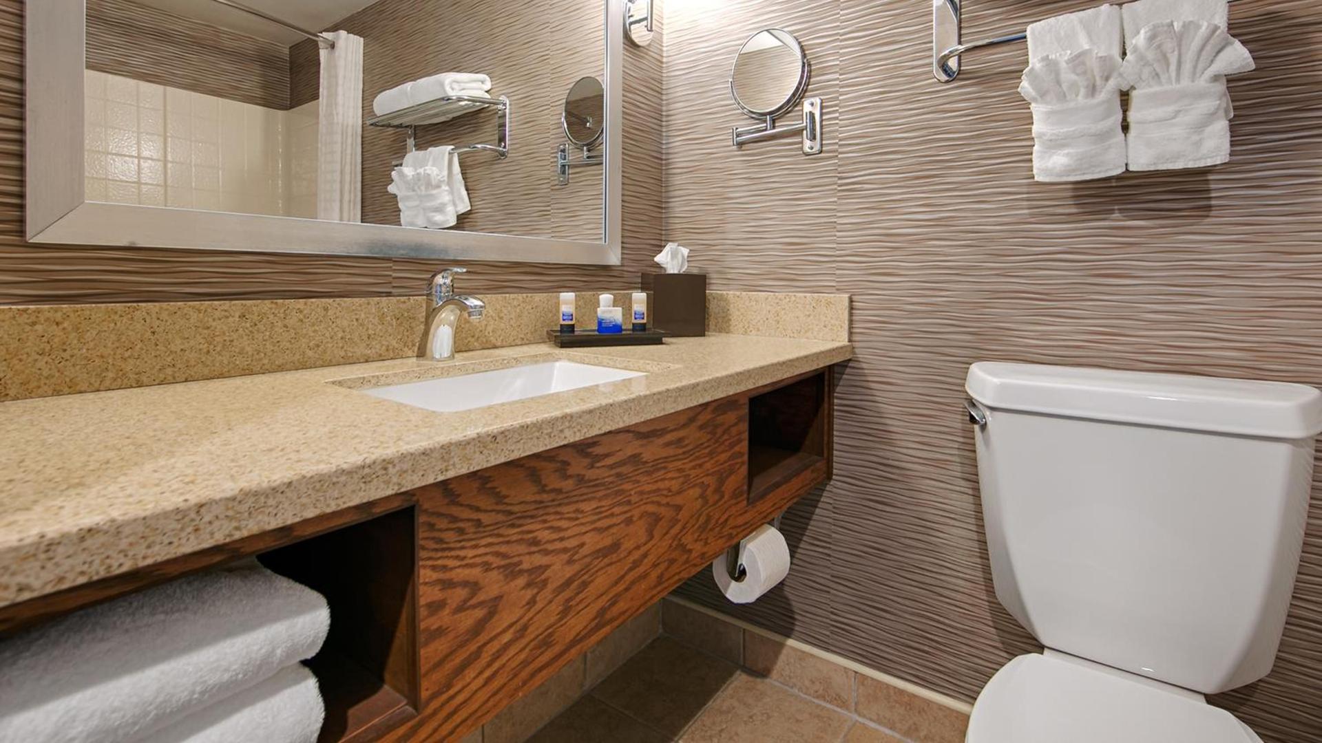 Best Western Plus Rama Inn & Suites photo 37