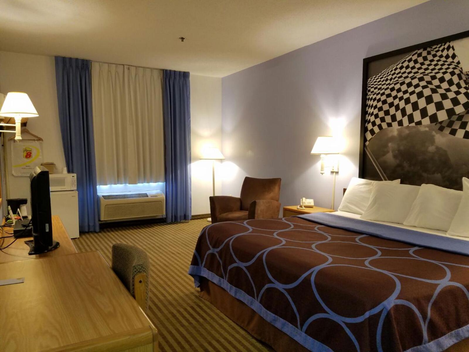 Super 8 by Wyndham Huntington photo 17
