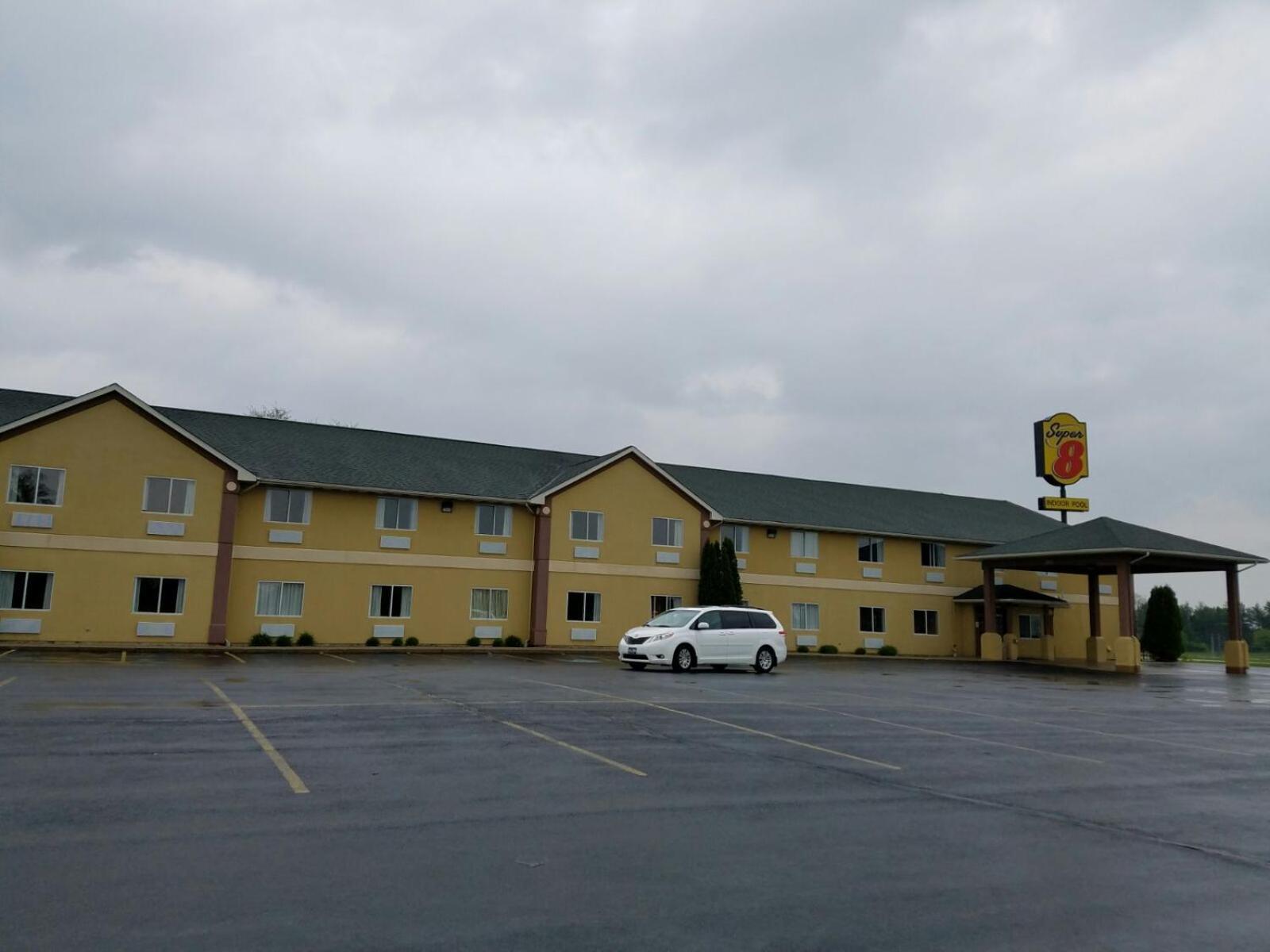 Super 8 by Wyndham Huntington photo 18