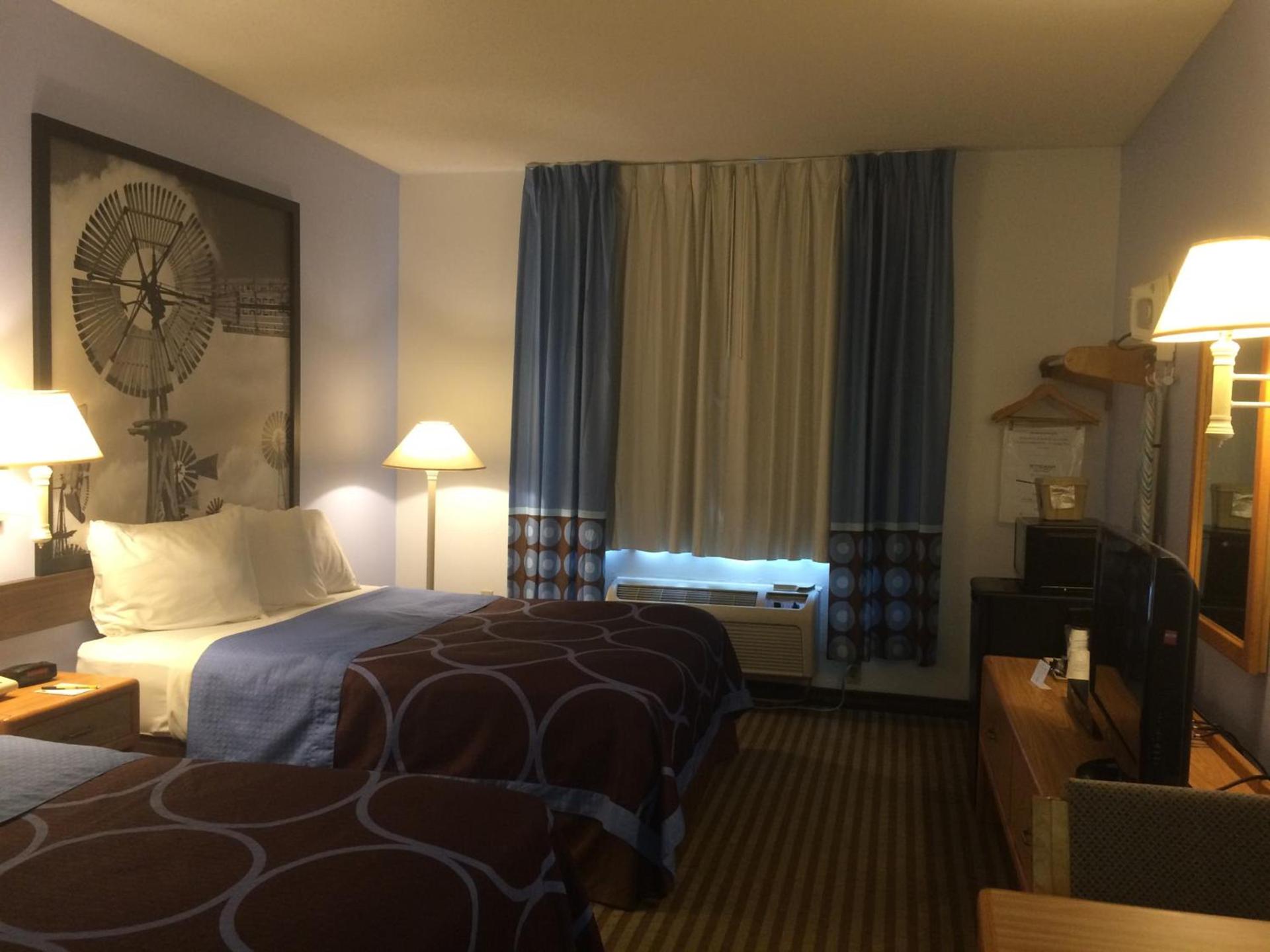 Super 8 by Wyndham Huntington photo 32
