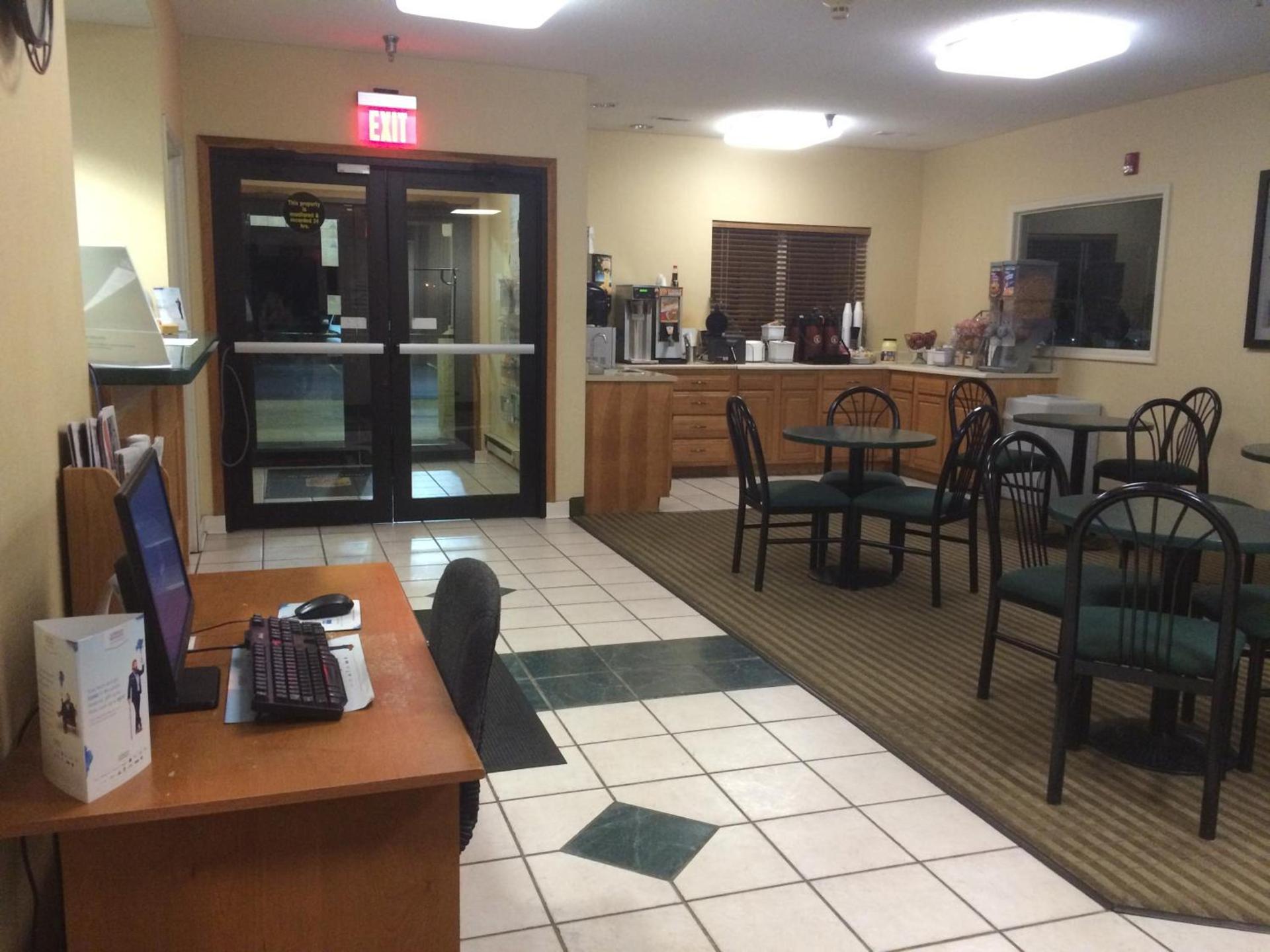 Super 8 by Wyndham Huntington photo 33