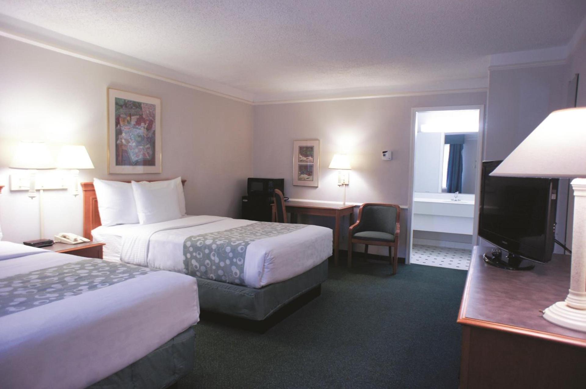 Days Inn by Wyndham Georgetown photo 8