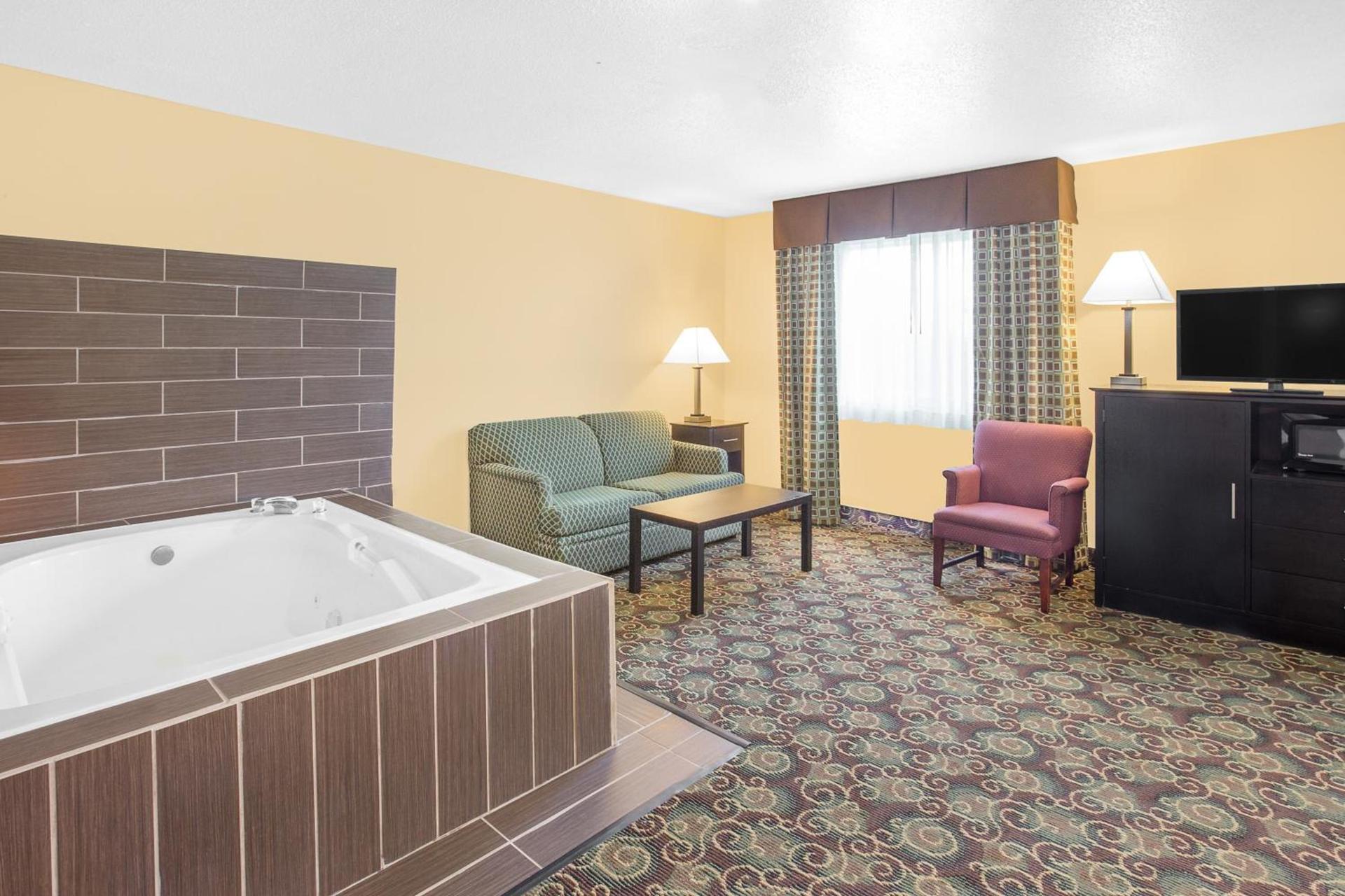 Baymont by Wyndham Holland photo 29