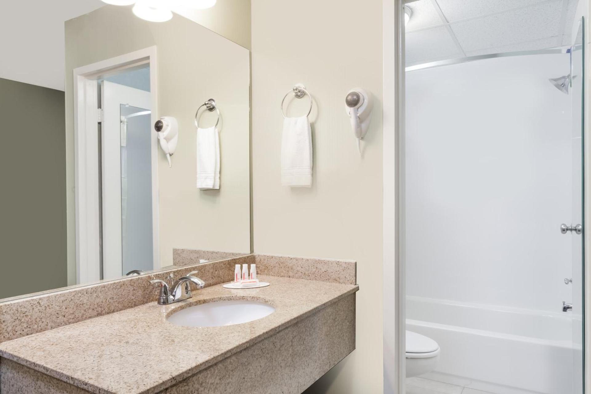 Days Inn by Wyndham Windsor Locks / Bradley Intl Airport photo 28