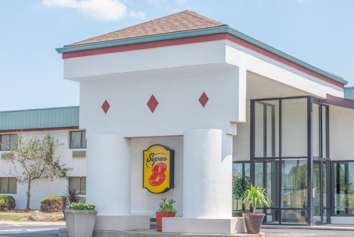 Super 8 by Wyndham Cleveland photo 4
