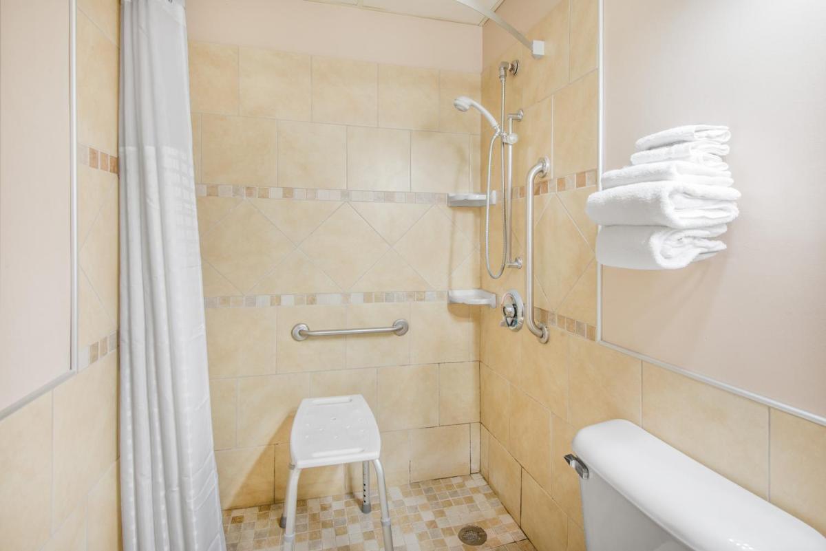 Super 8 by Wyndham Cleveland photo 17