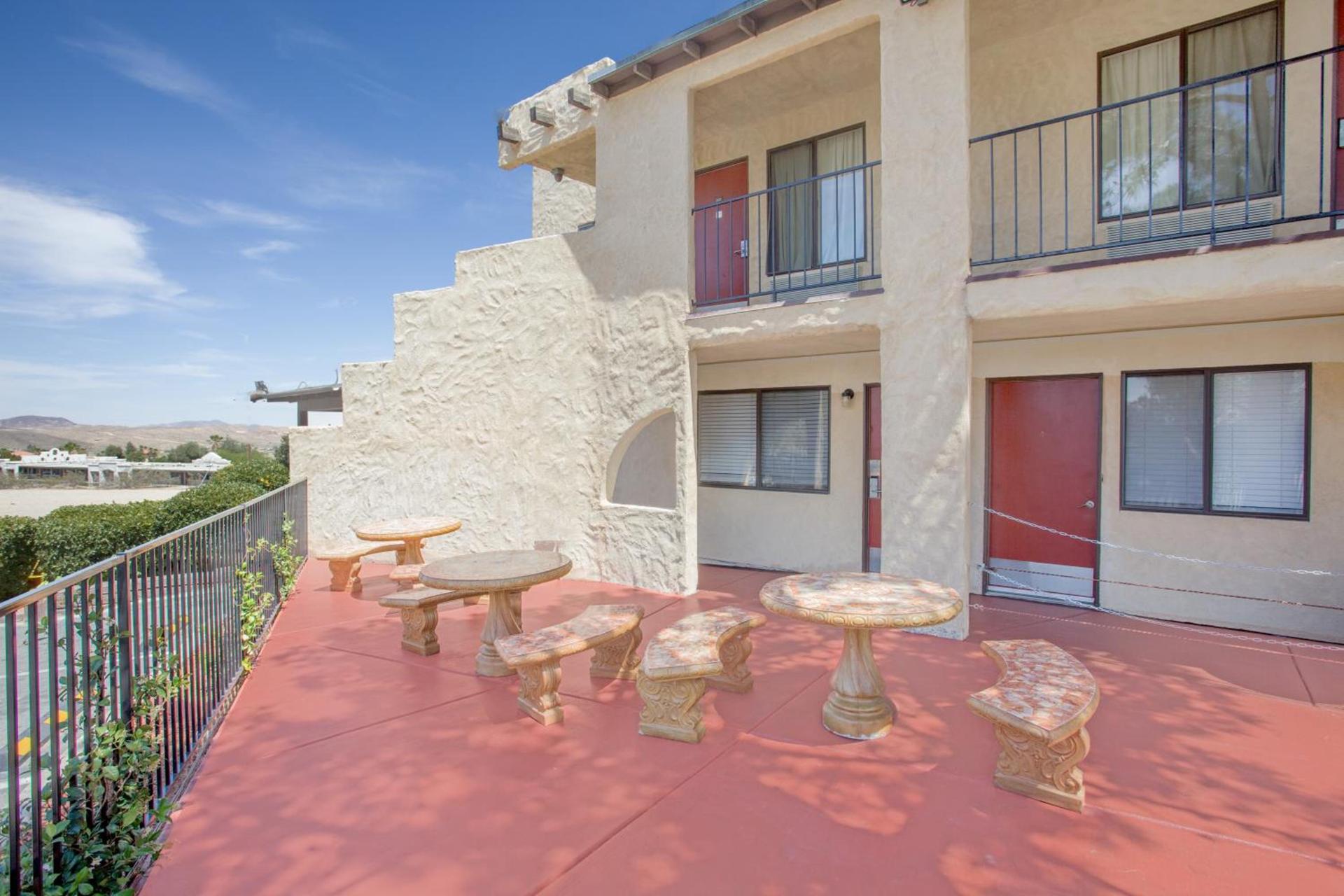 Super 8 by Wyndham Barstow photo 15