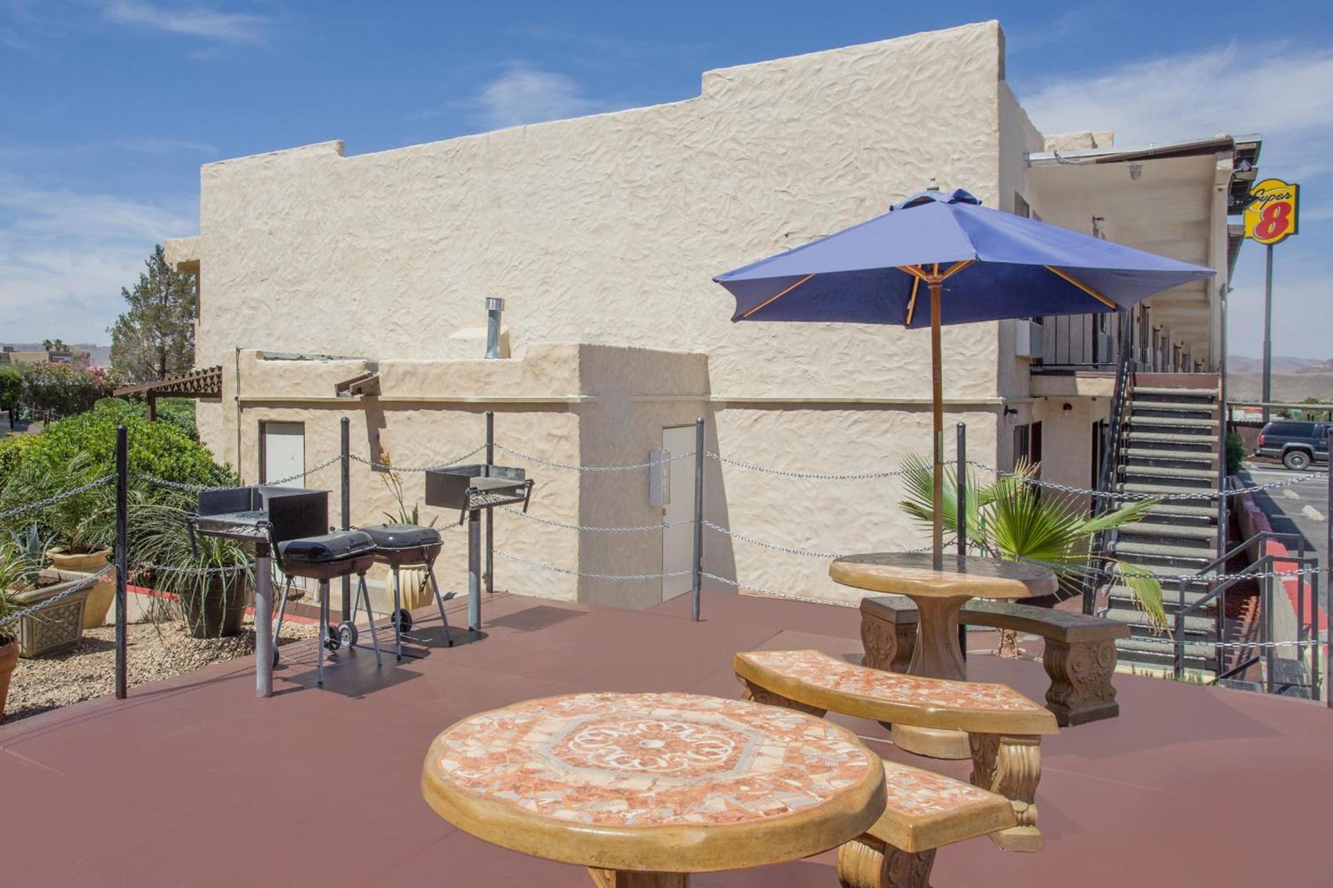 Super 8 by Wyndham Barstow photo 16