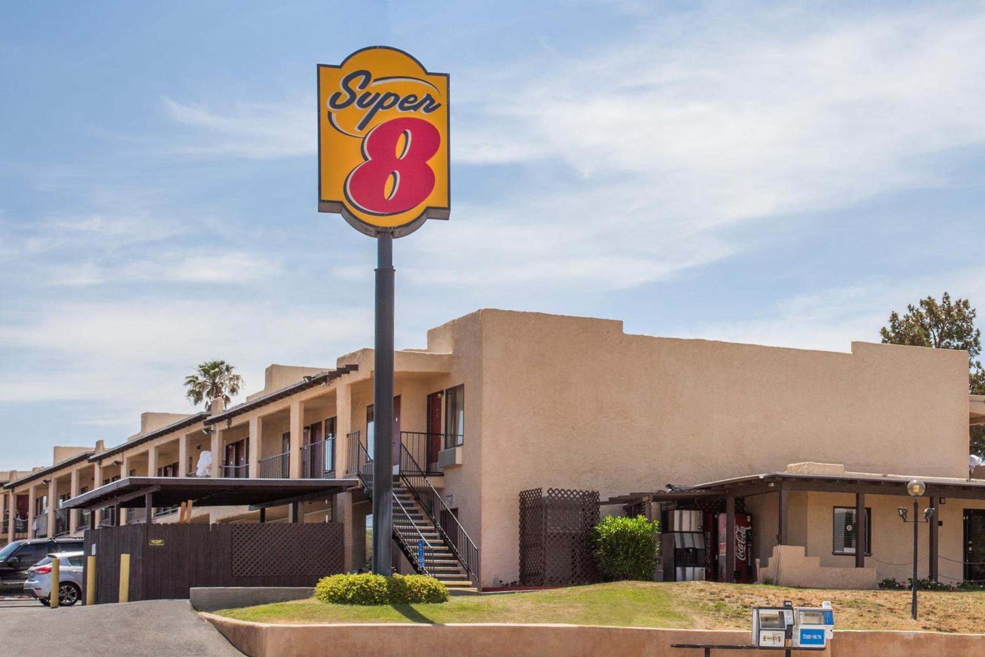 Super 8 by Wyndham Barstow photo 14