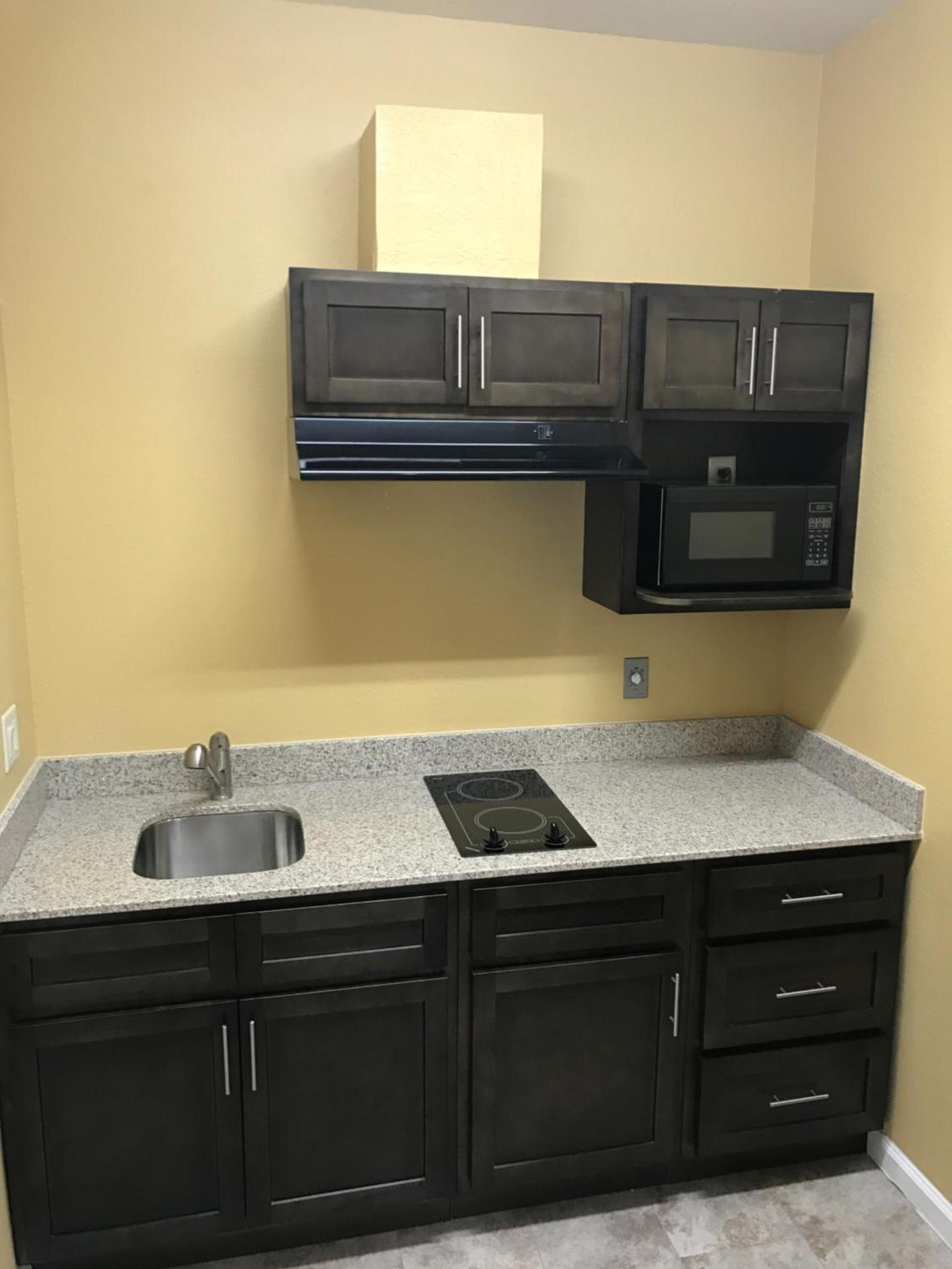 Deluxe Inn & Suites - Baytown photo 30