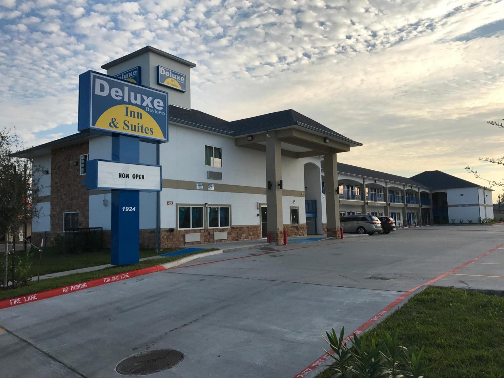 Deluxe Inn & Suites - Baytown photo 1