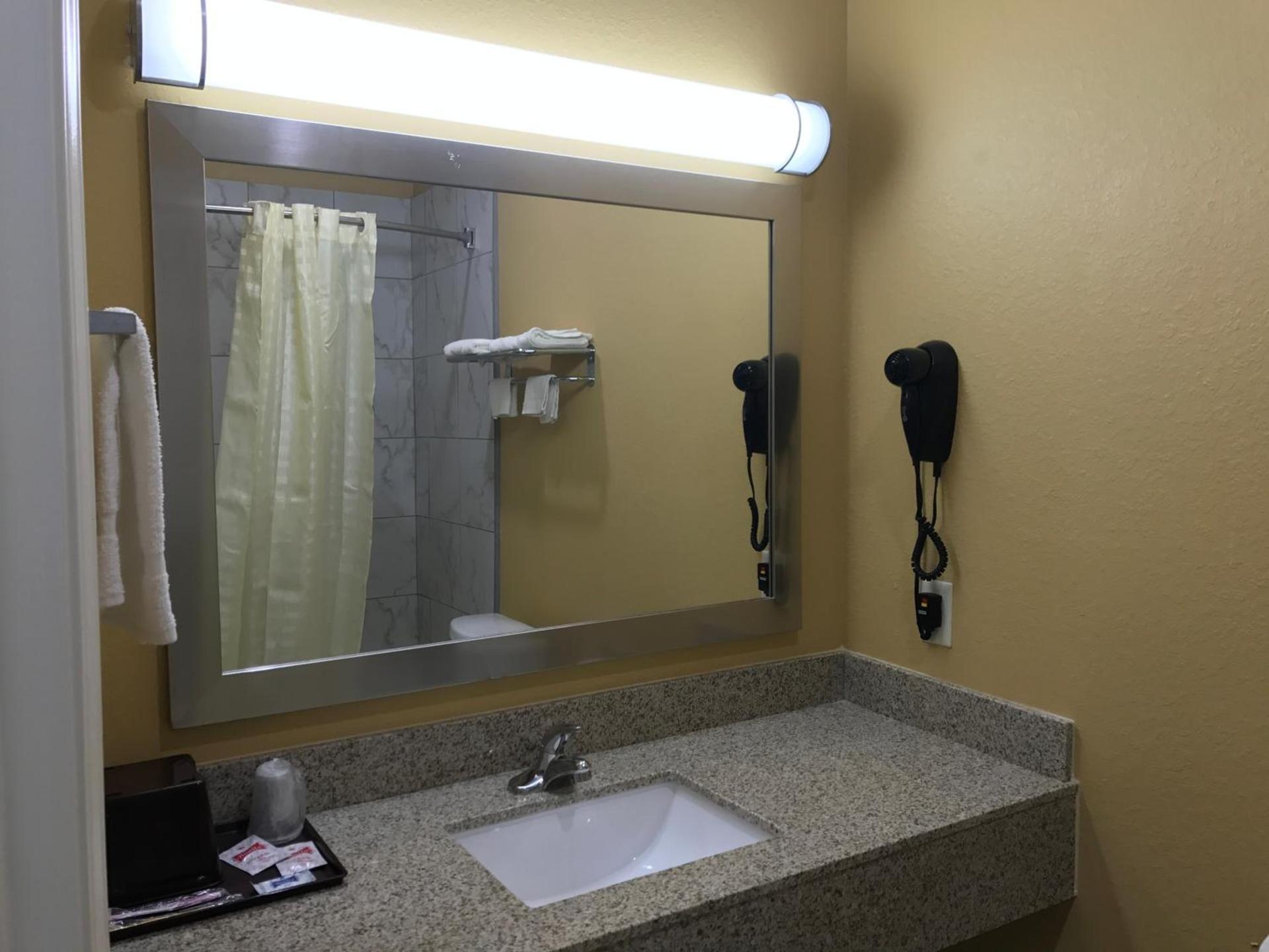 Deluxe Inn & Suites - Baytown photo 32