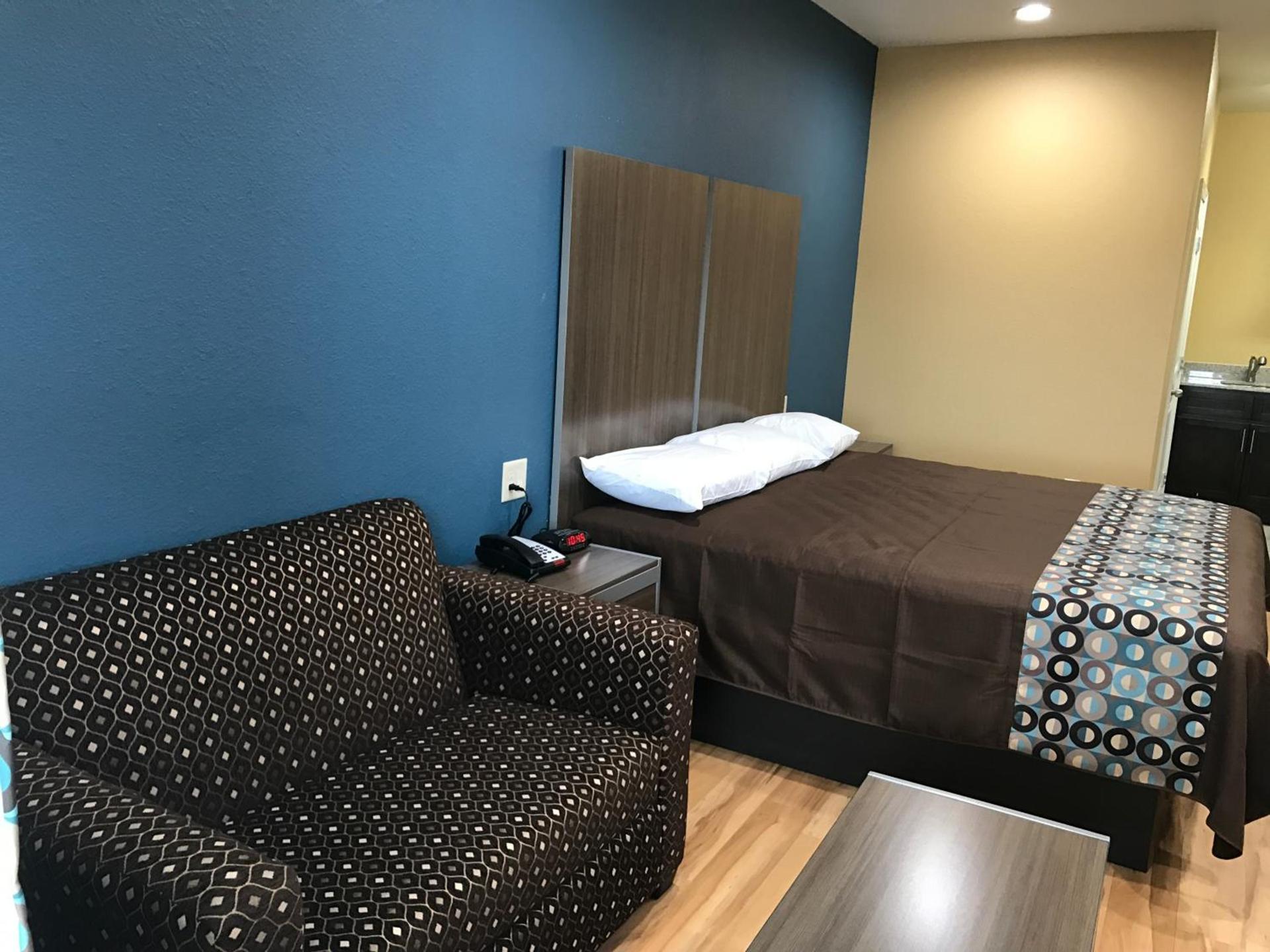 Deluxe Inn & Suites - Baytown photo 33
