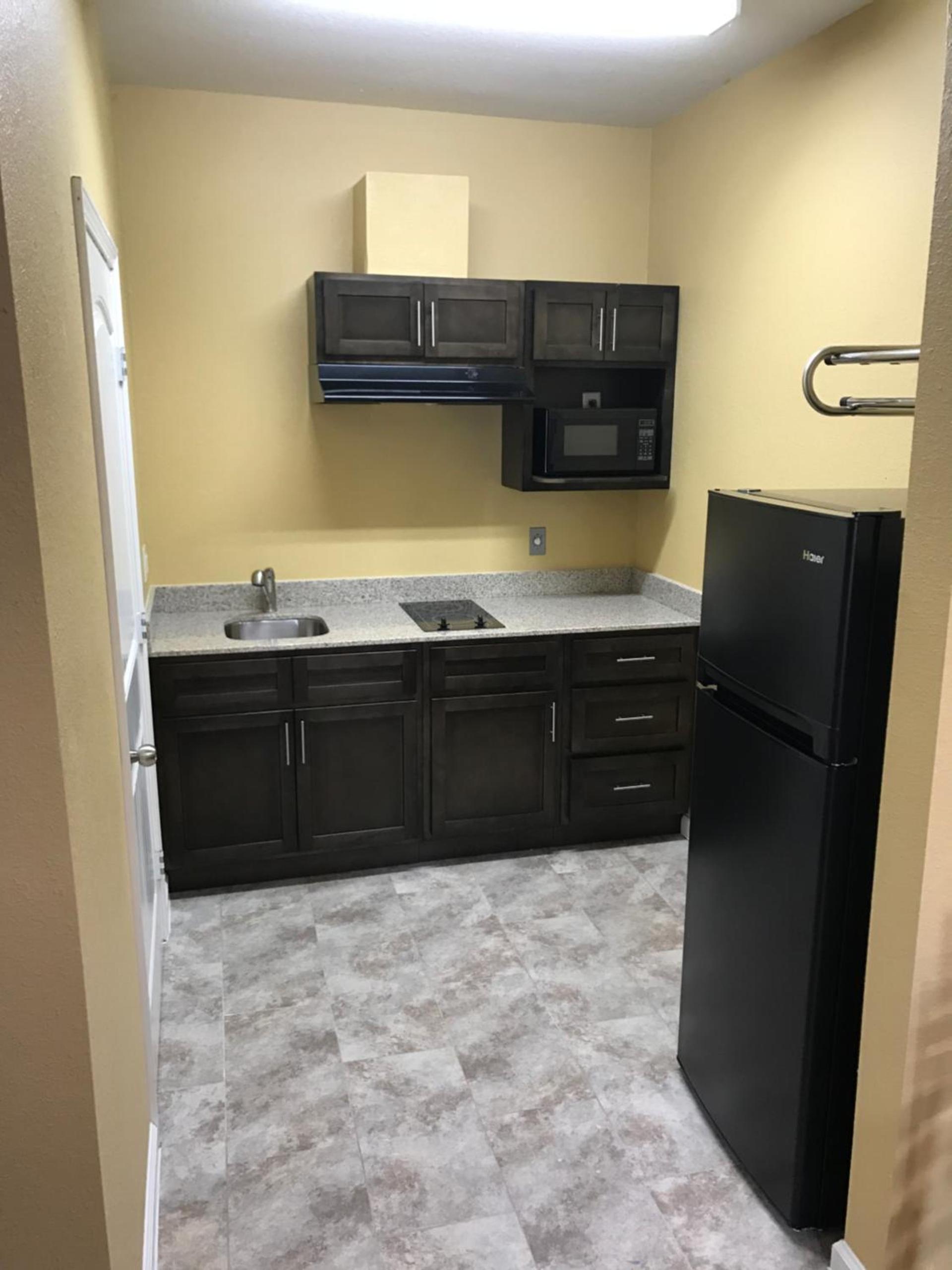 Deluxe Inn & Suites - Baytown photo 35