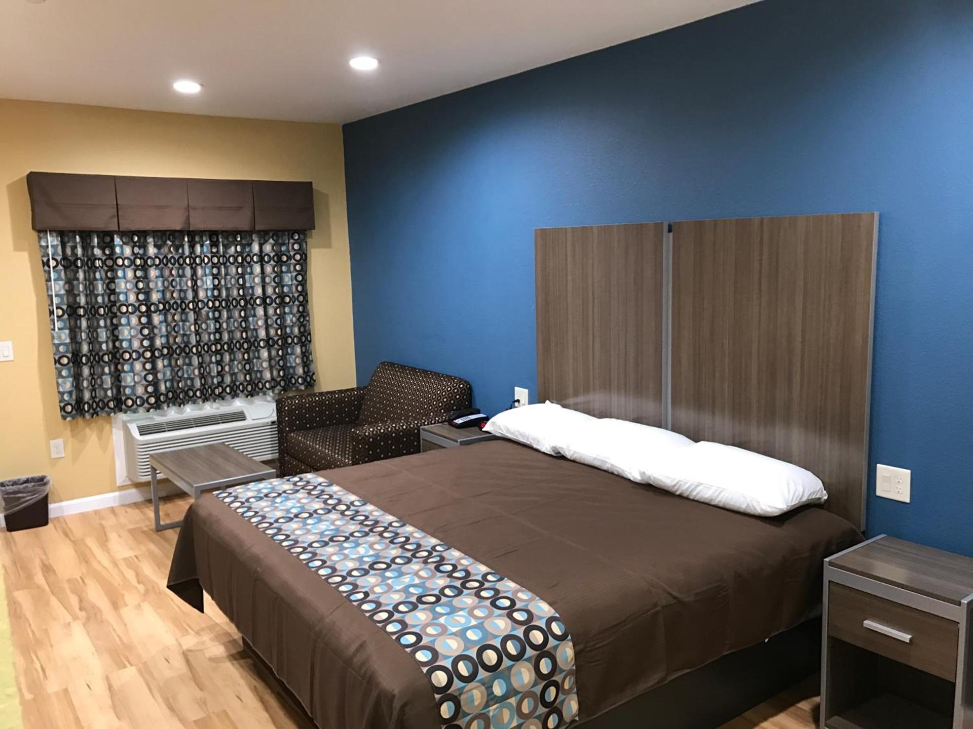 Deluxe Inn & Suites - Baytown photo 2