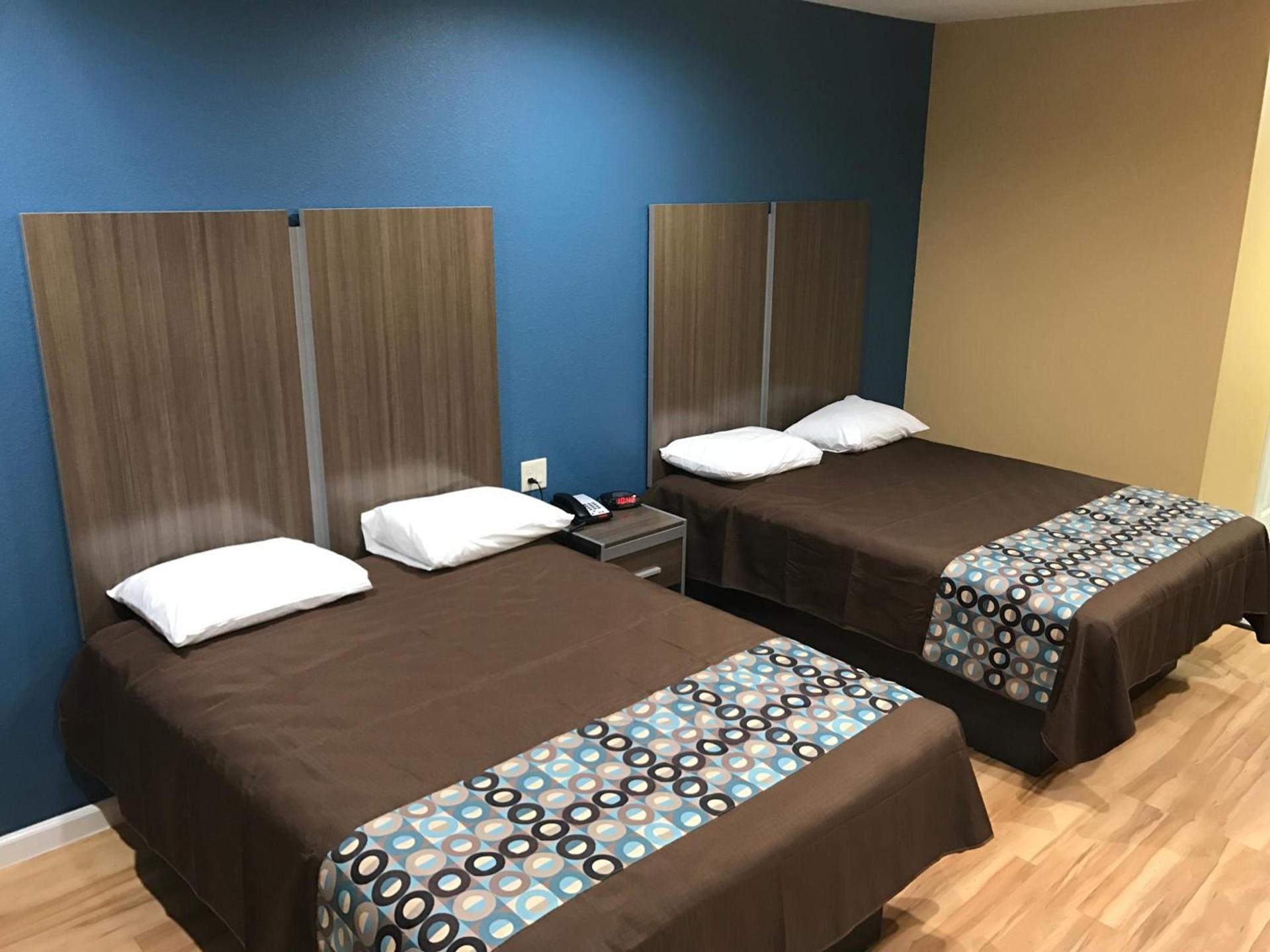 Deluxe Inn & Suites - Baytown photo 36