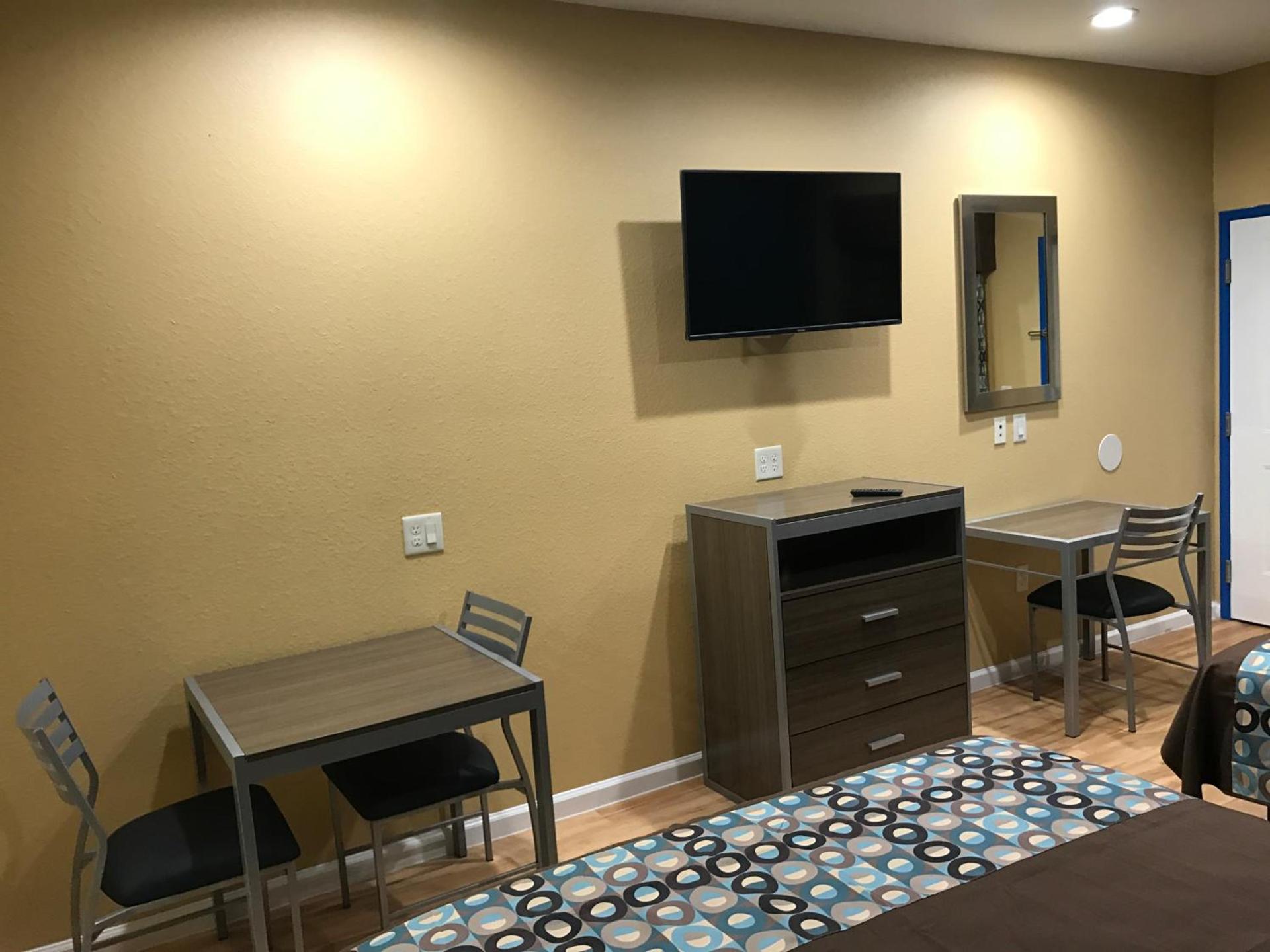 Deluxe Inn & Suites - Baytown photo 37