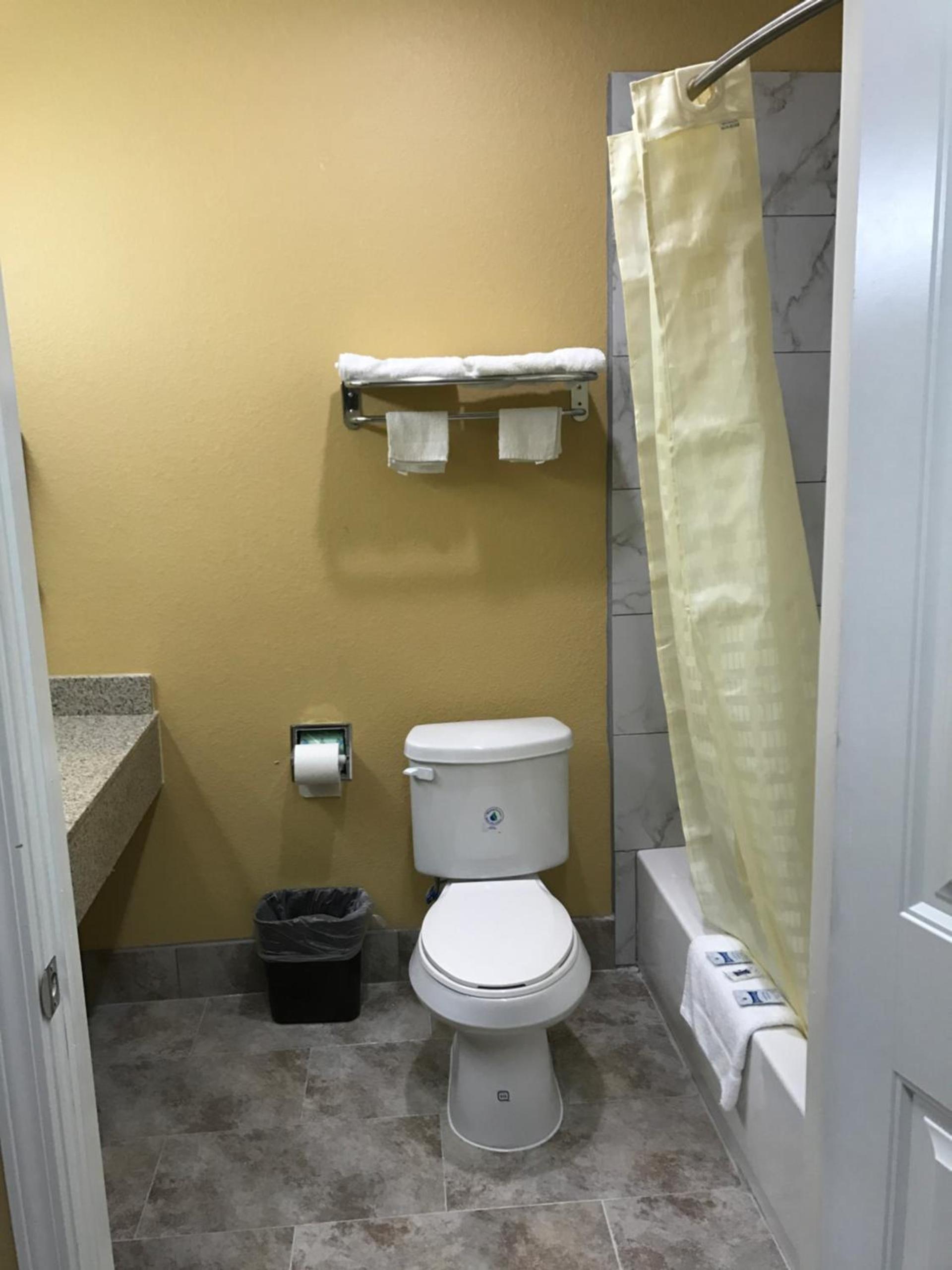 Deluxe Inn & Suites - Baytown photo 39