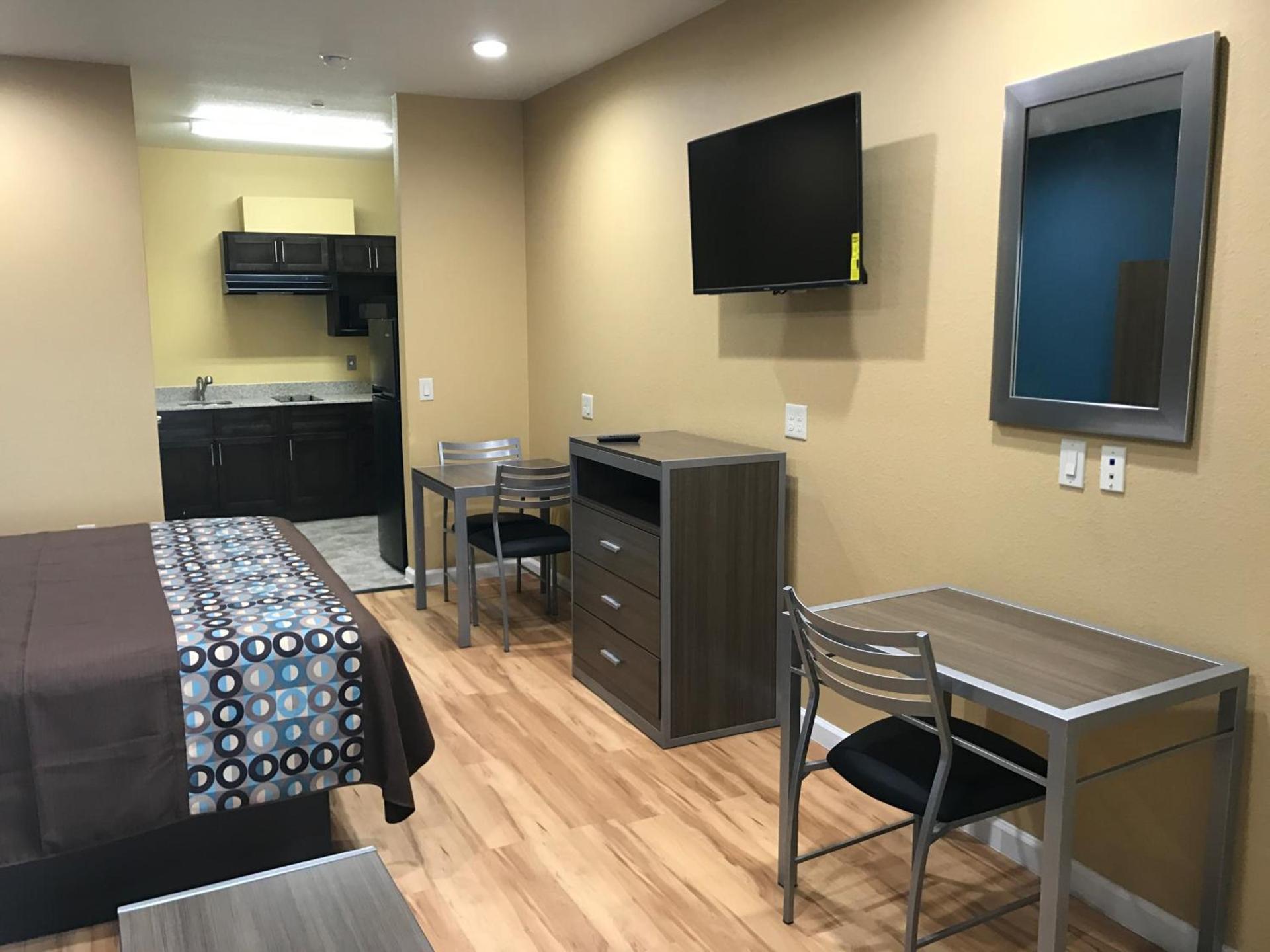 Deluxe Inn & Suites - Baytown photo 18
