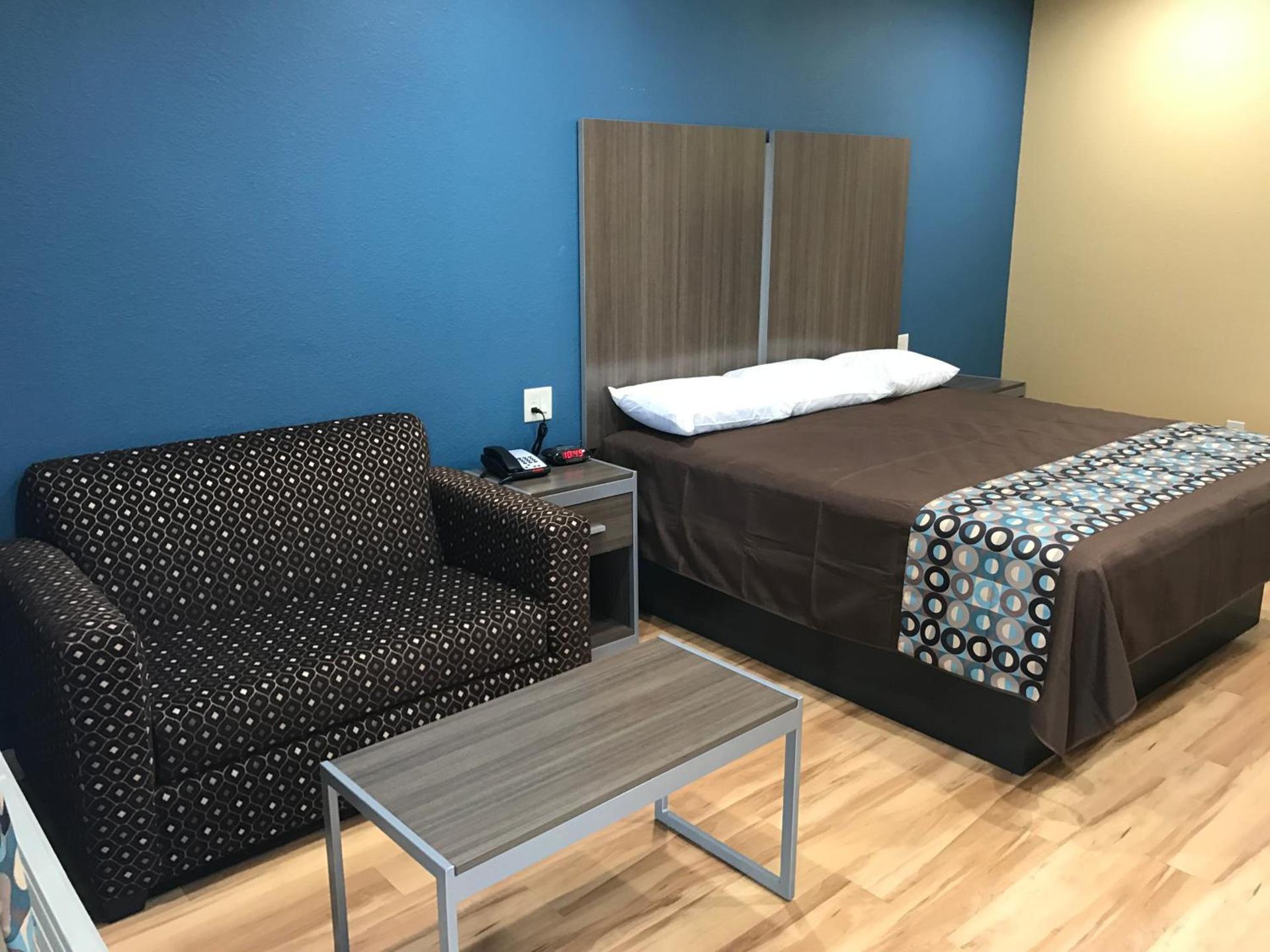 Deluxe Inn & Suites - Baytown photo 40