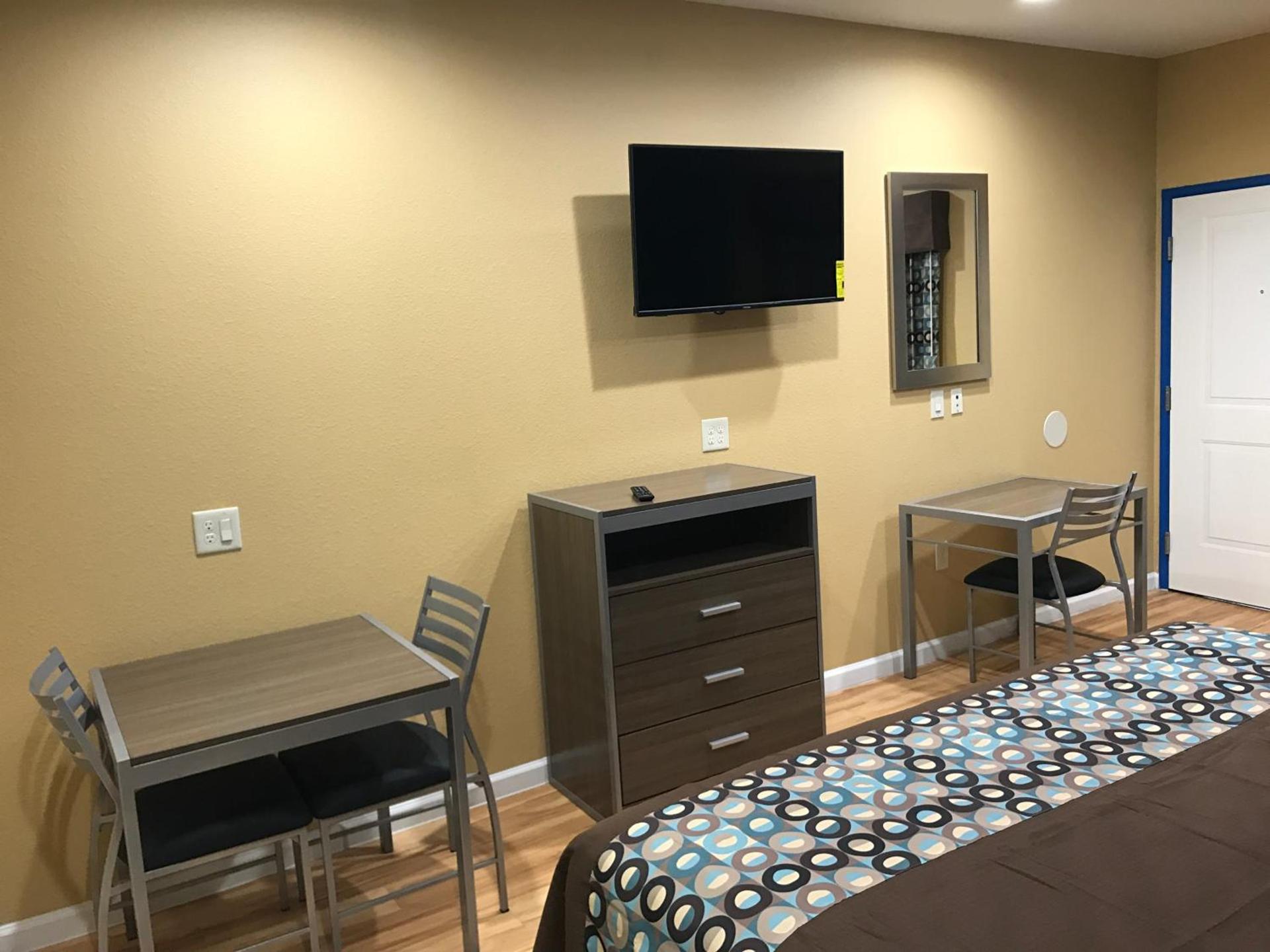 Deluxe Inn & Suites - Baytown photo 41