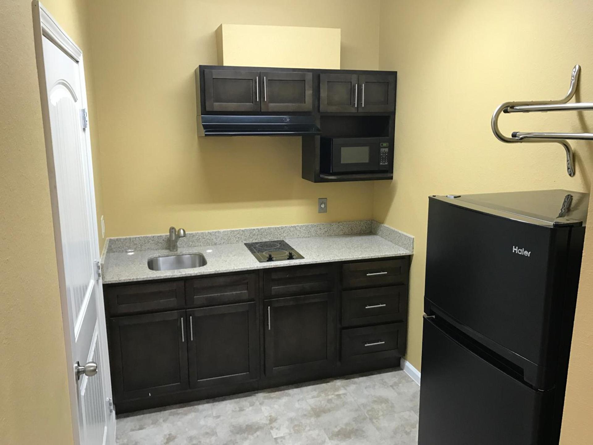 Deluxe Inn & Suites - Baytown photo 19