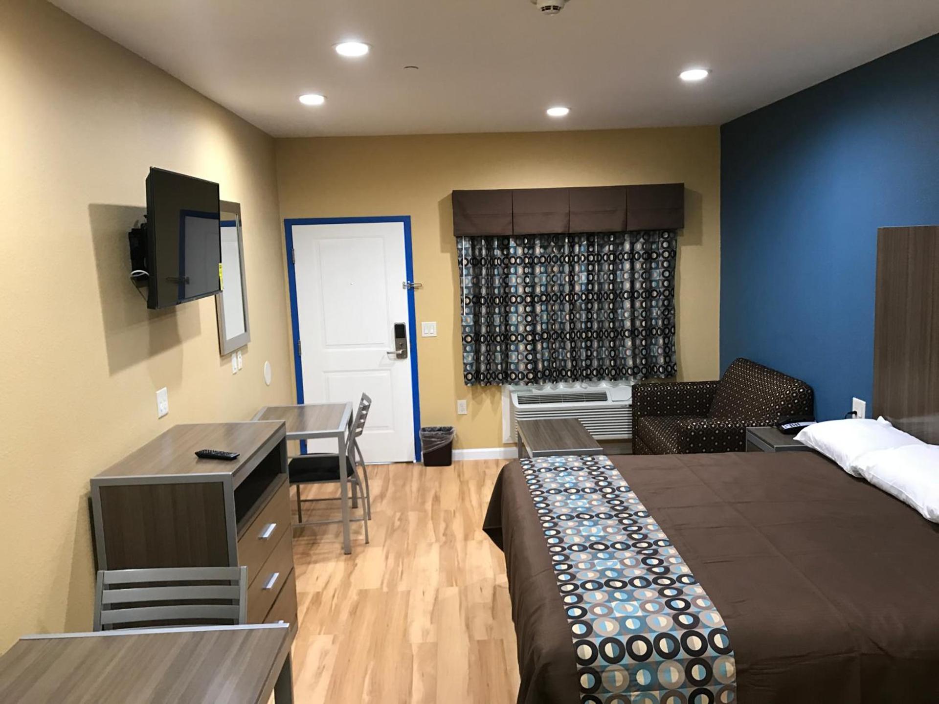 Deluxe Inn & Suites - Baytown photo 20