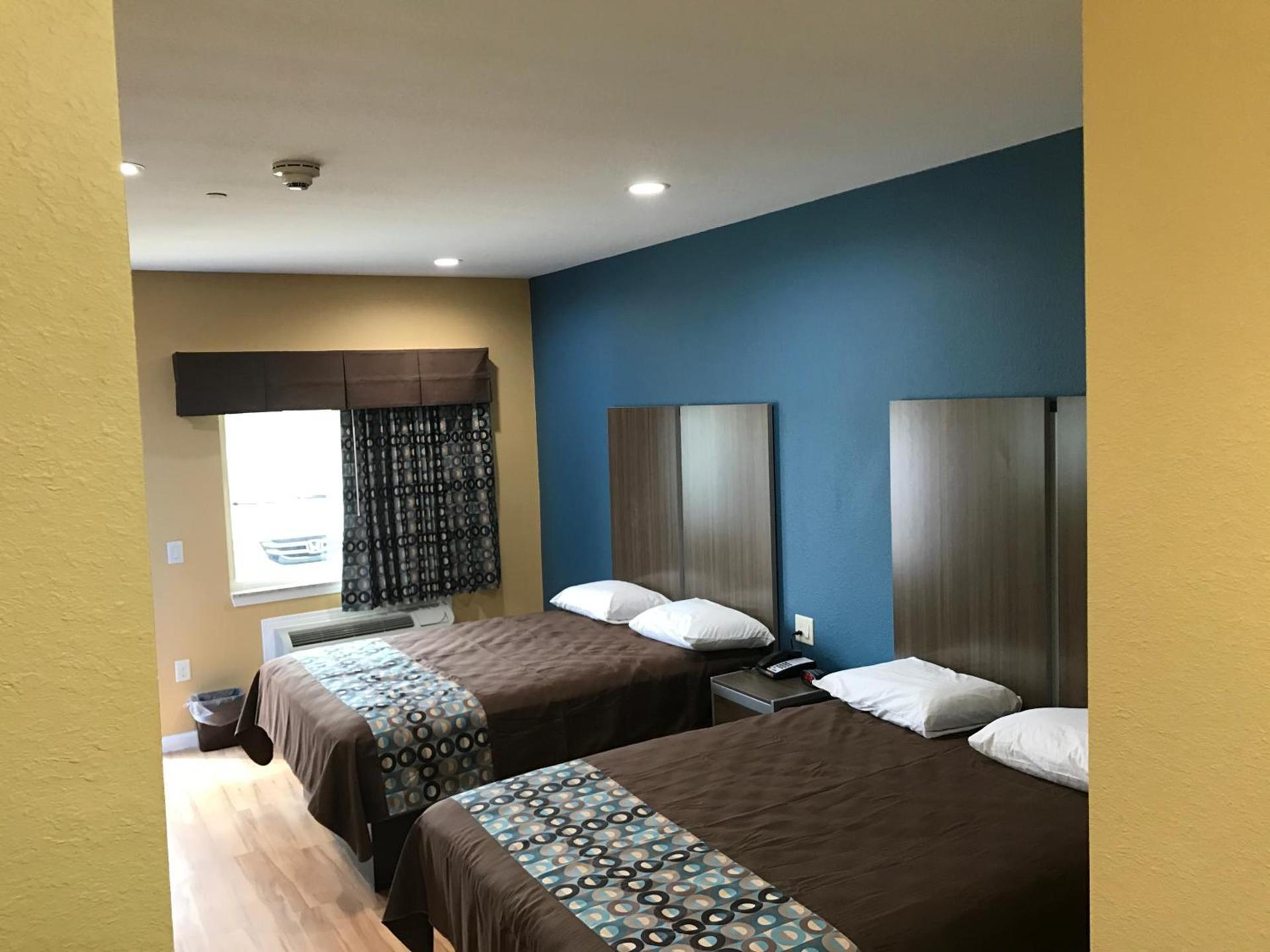Deluxe Inn & Suites - Baytown photo 43