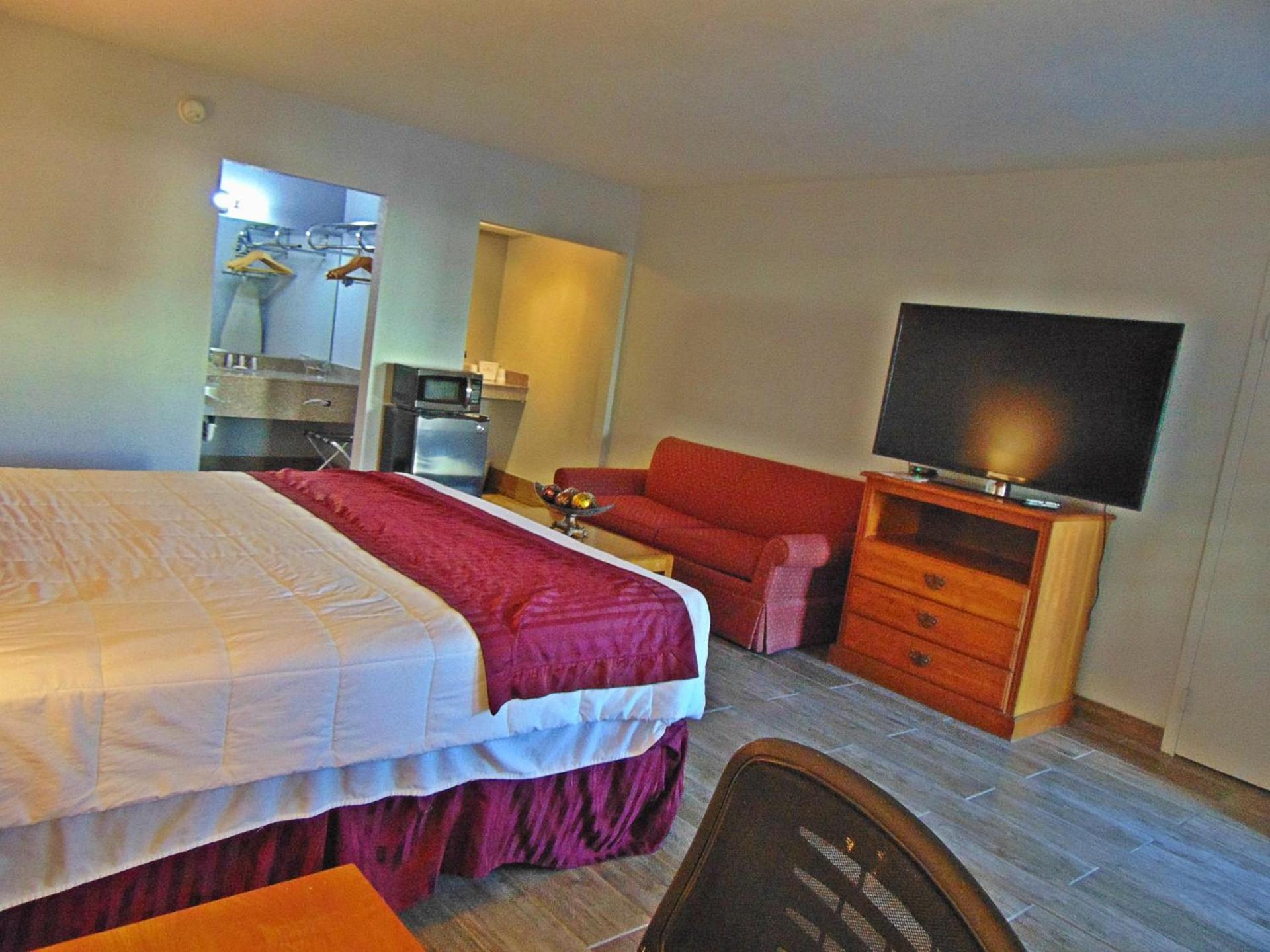 Ramada by Wyndham Kingman photo 32