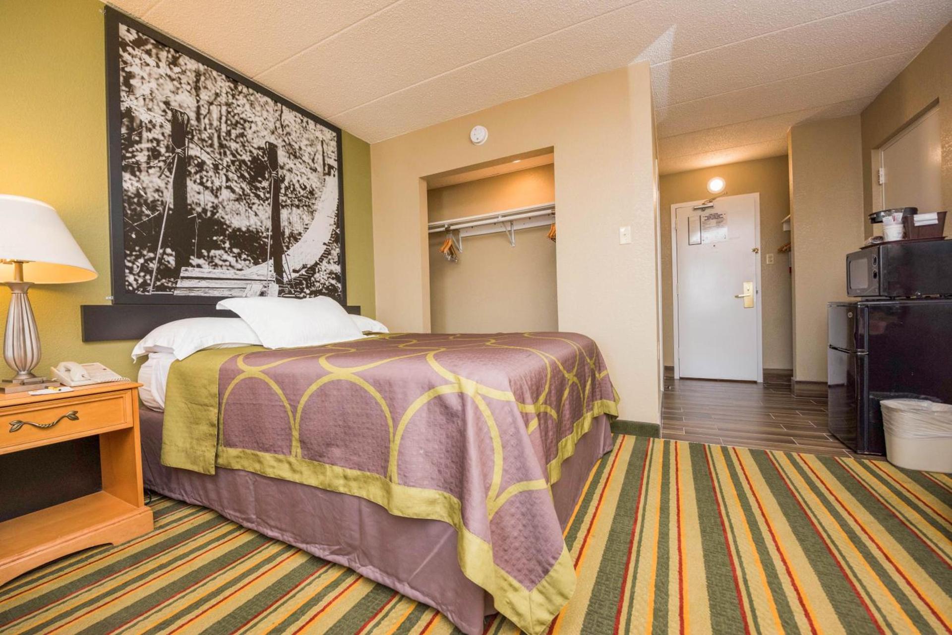 Super 8 by Wyndham Frederick photo 12