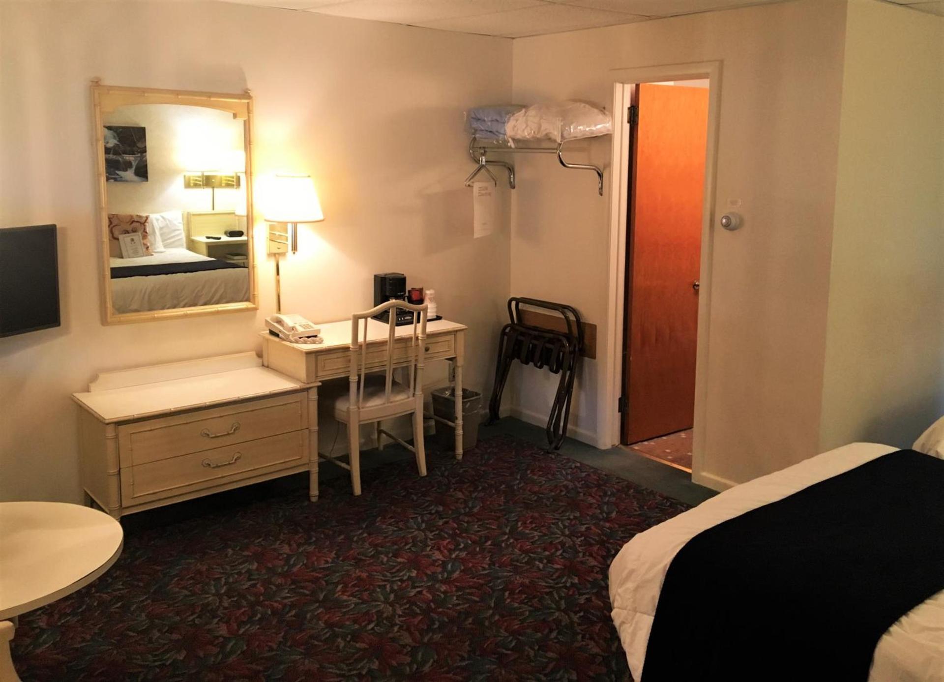 Cedar Motor Inn photo 55