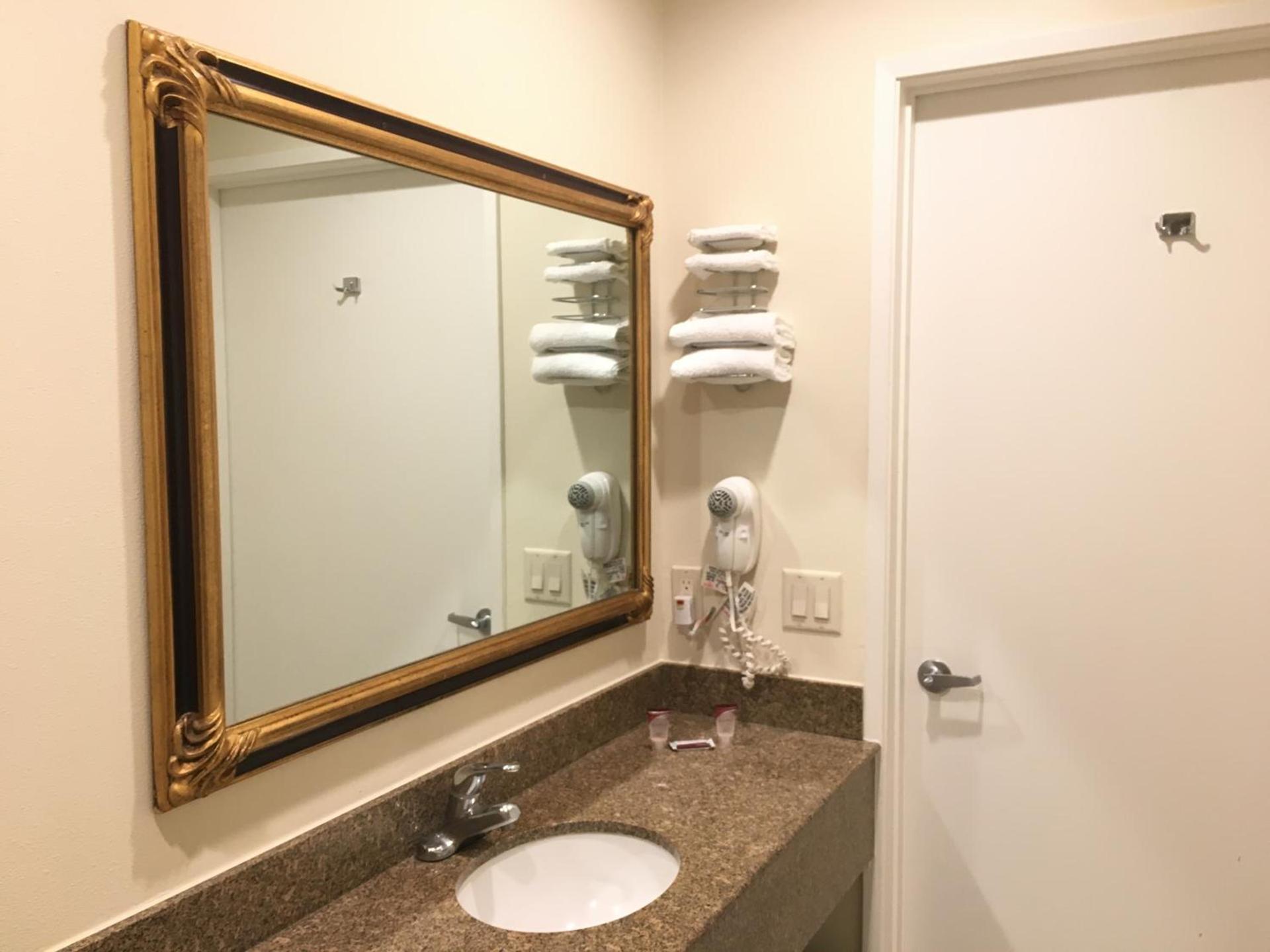 Simply Home Inn & Suites - Riverside photo 16