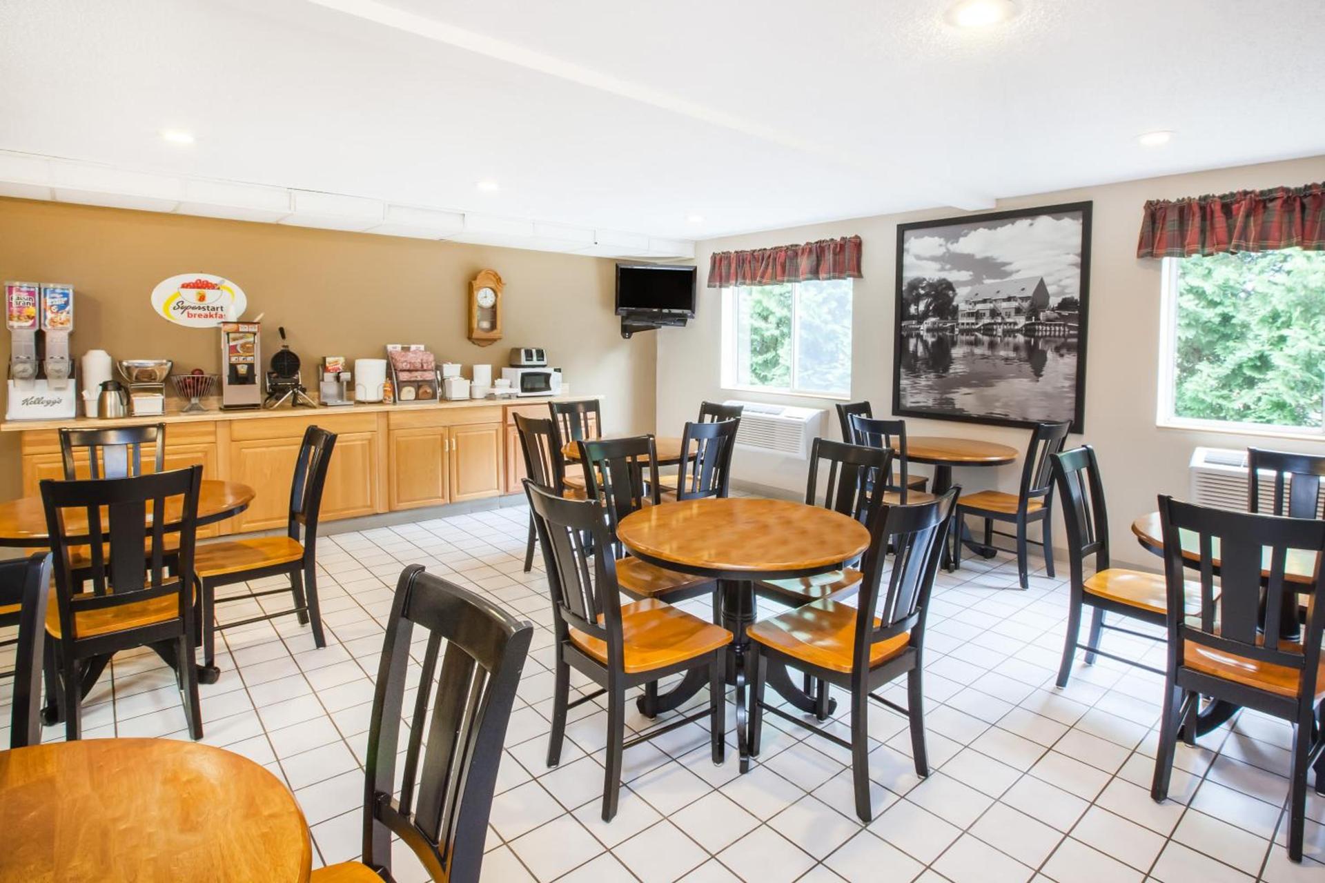 Super 8 by Wyndham West Branch photo 7
