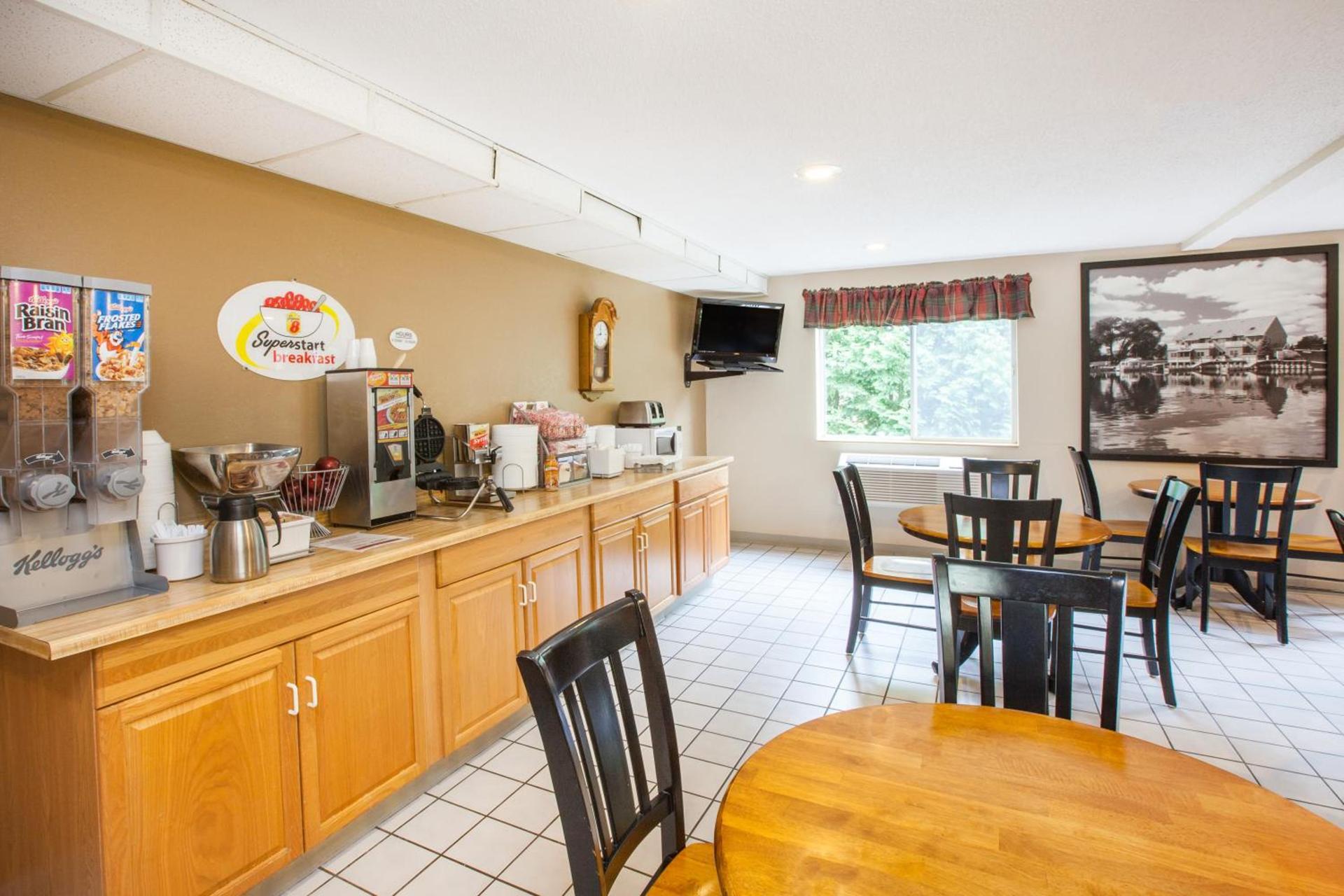 Super 8 by Wyndham West Branch photo 8
