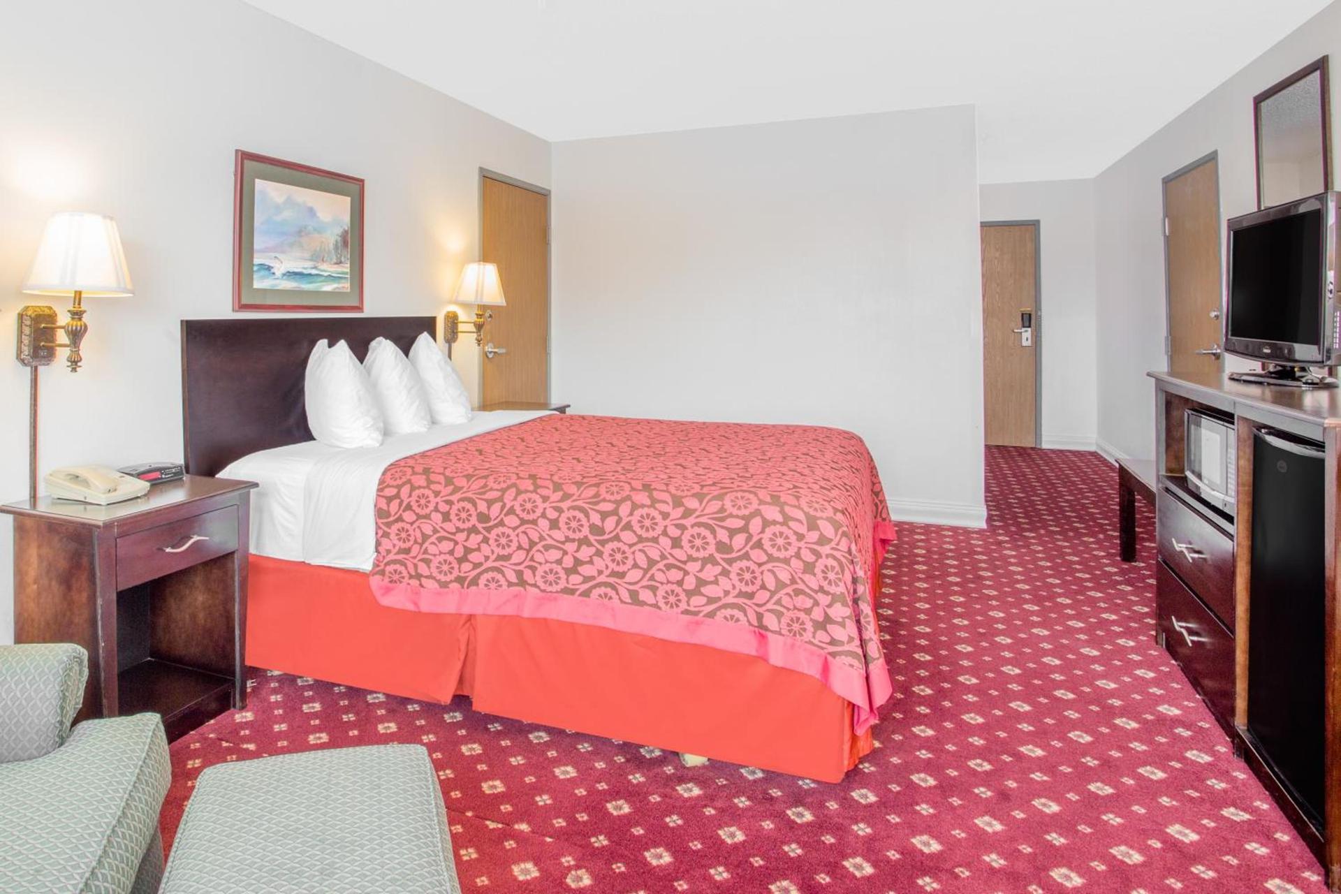 Days Inn by Wyndham Lake Village photo 32