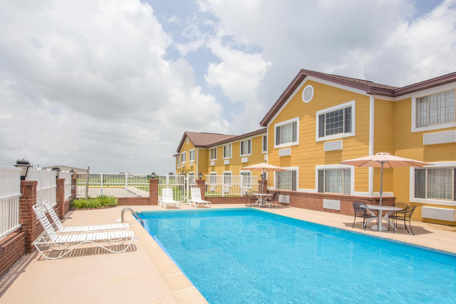 Days Inn by Wyndham Lake Village photo 27