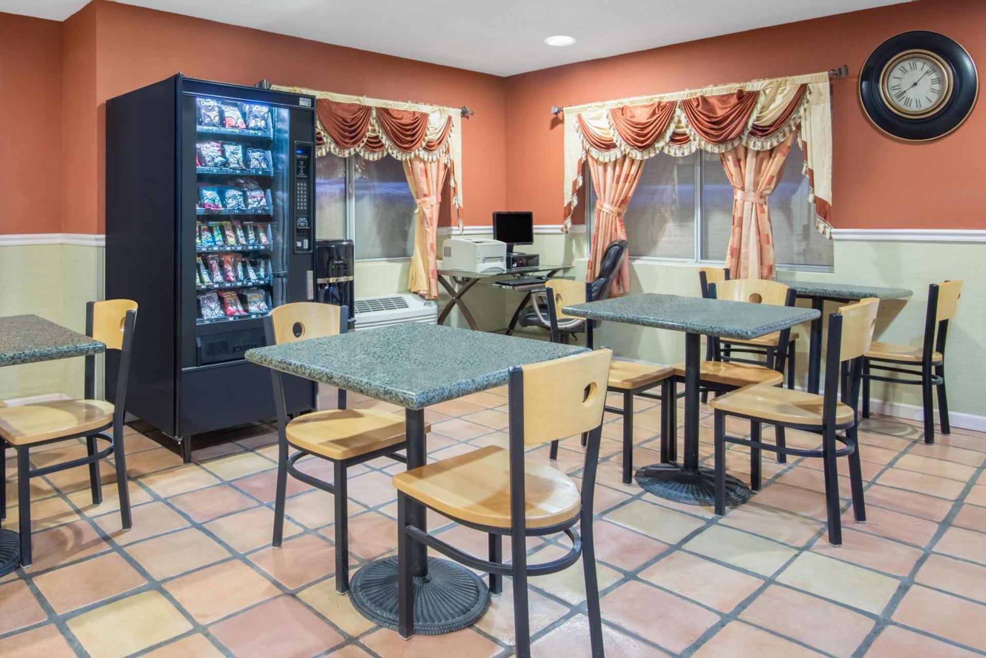 Super 8 by Wyndham Portales photo 26