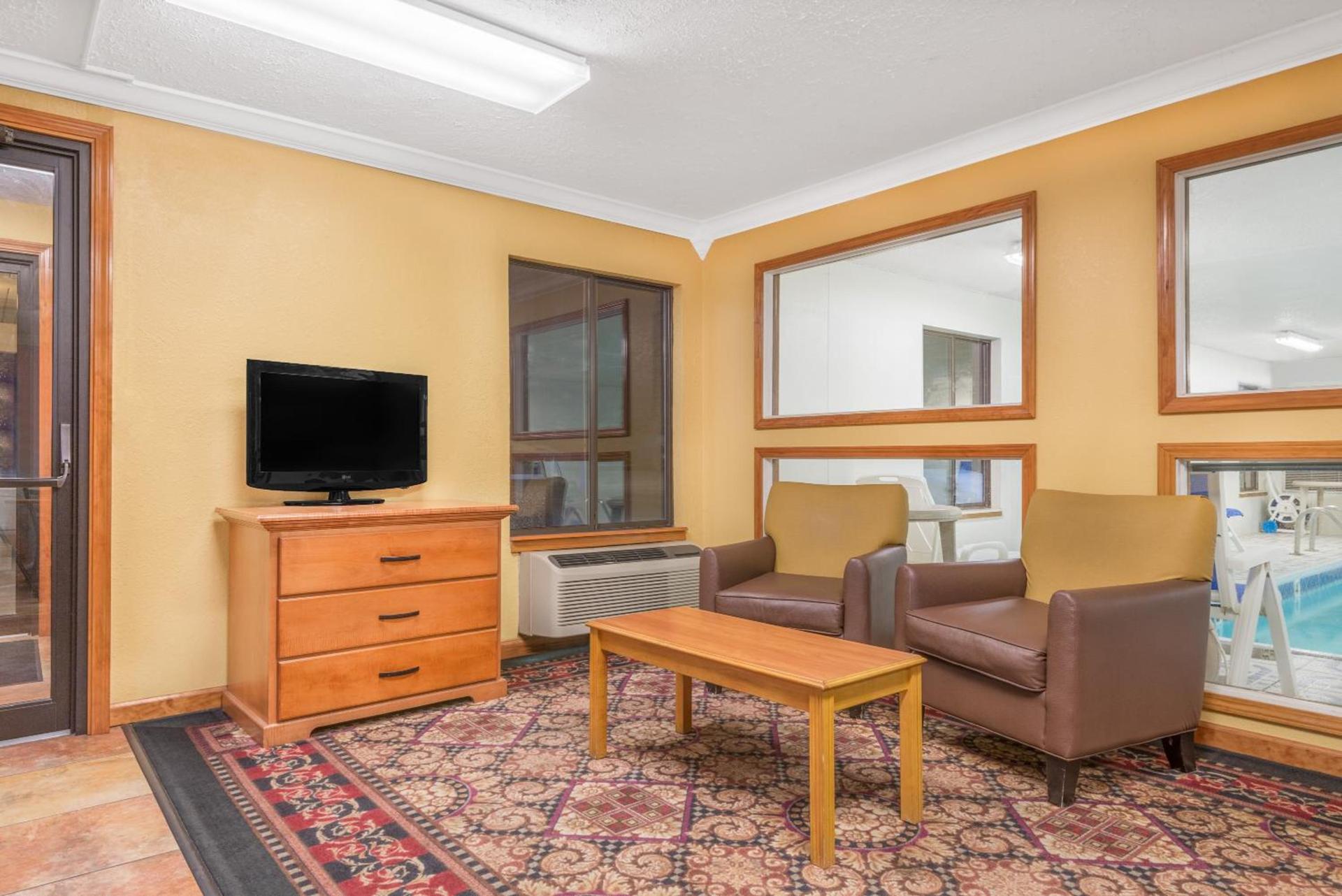 Super 8 by Wyndham Vincennes photo 22