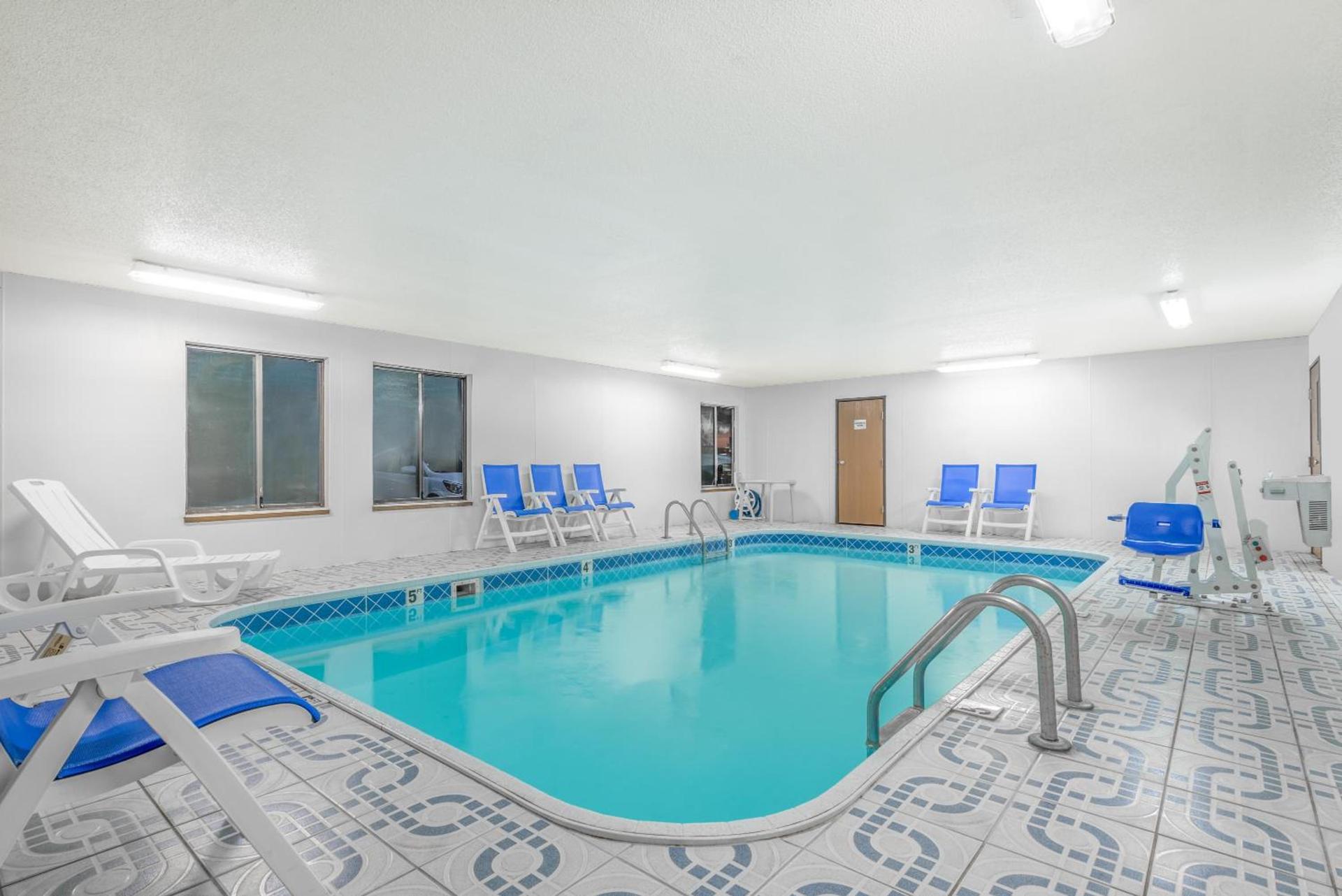 Super 8 by Wyndham Vincennes photo 23